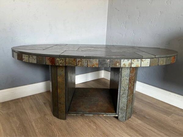 Table basse brutaliste – Table roulante en carrelage de pierre des années 1970