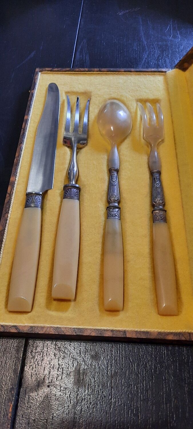 Serving cutlery