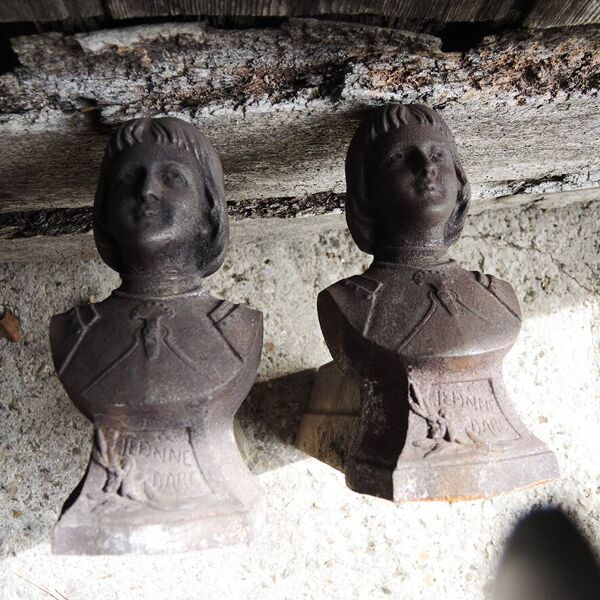 2 anciens chenets en fonte Jeanne d’Arc