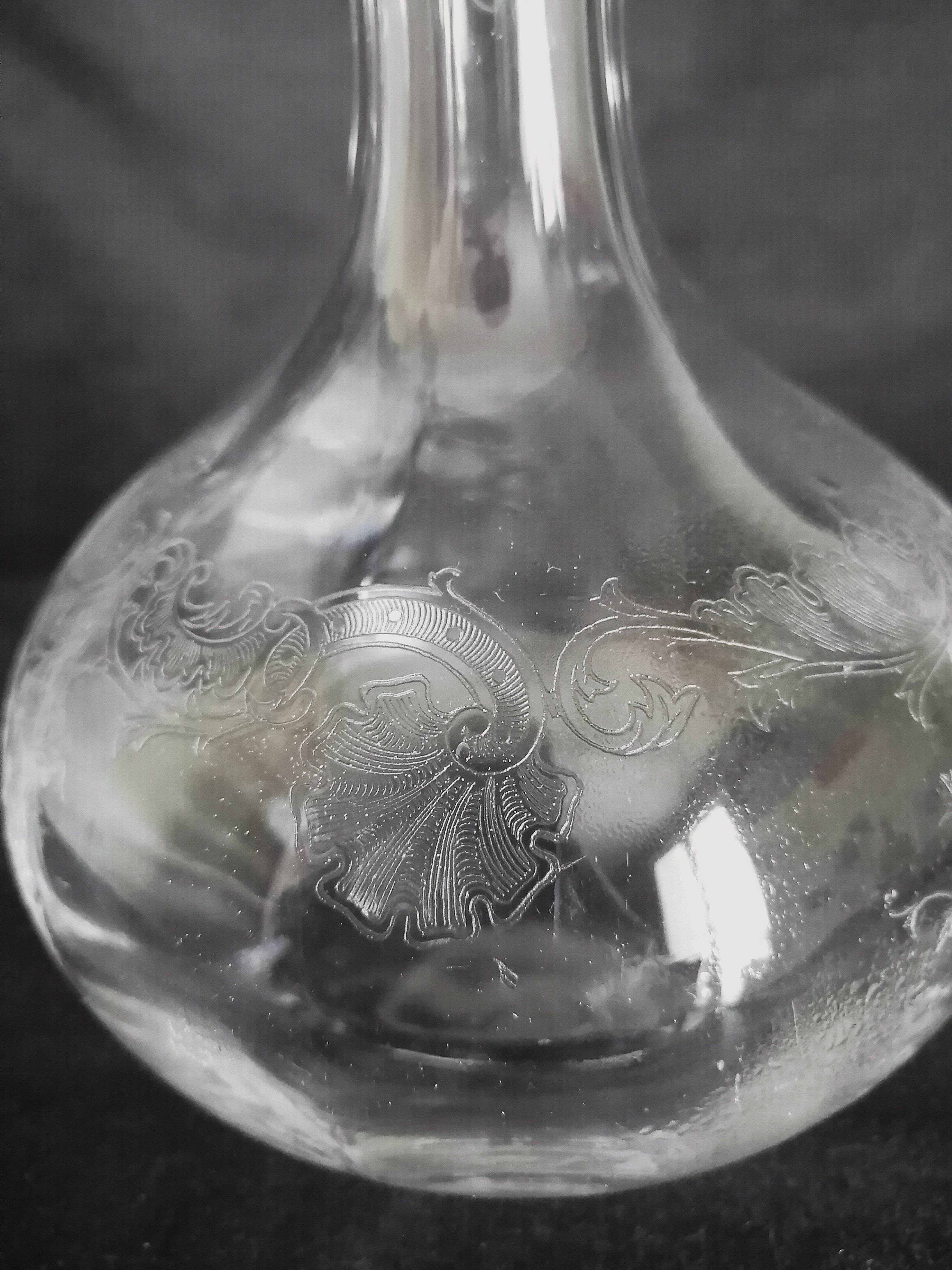 9 crystal white wine glasses from St. Louis model Cléo and their decanter.