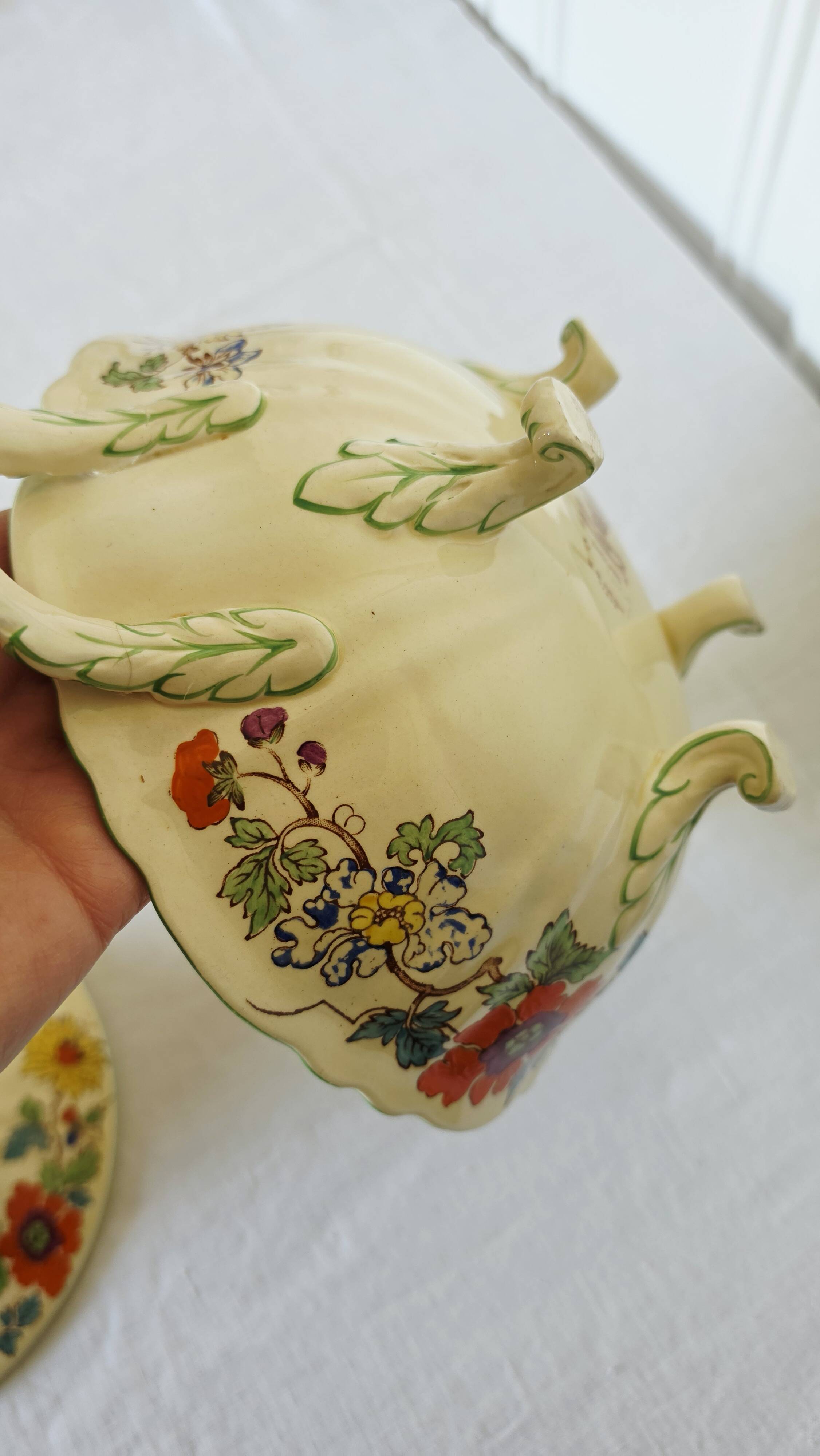 Antique soup tureen on feet from the prestigious English manufacturer Mason's,