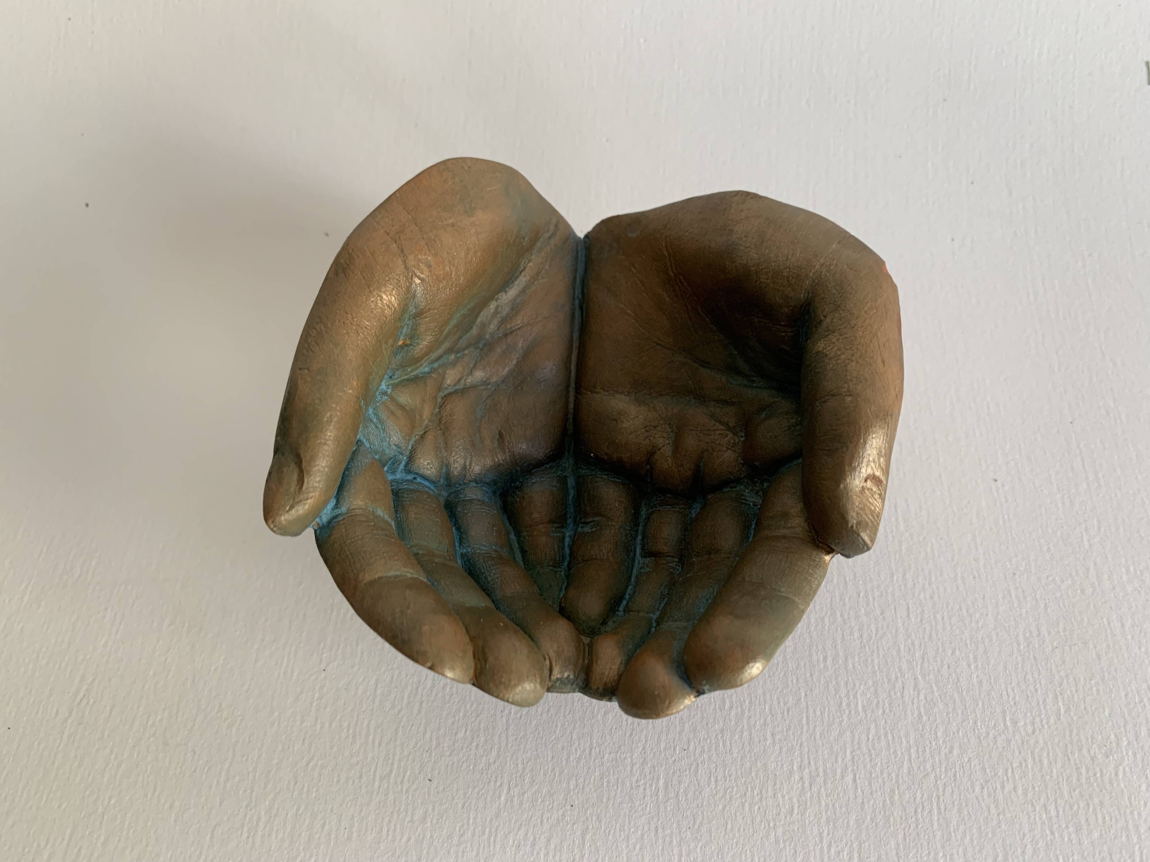 Terracotta art bowl "Jointed hands" signed by the artist Maria Ruiz