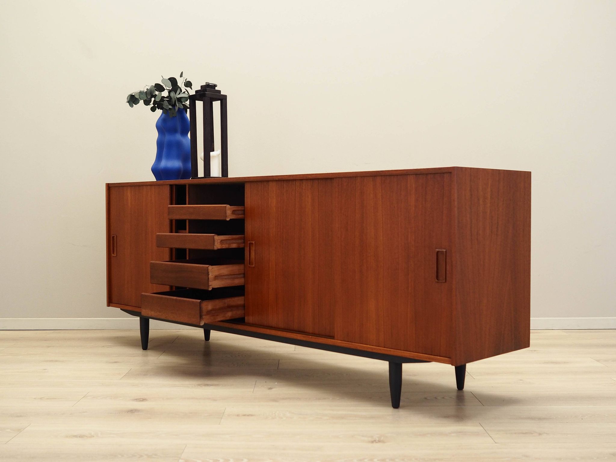 Enfilade en teck, design danois, années 1970, production : Danemark