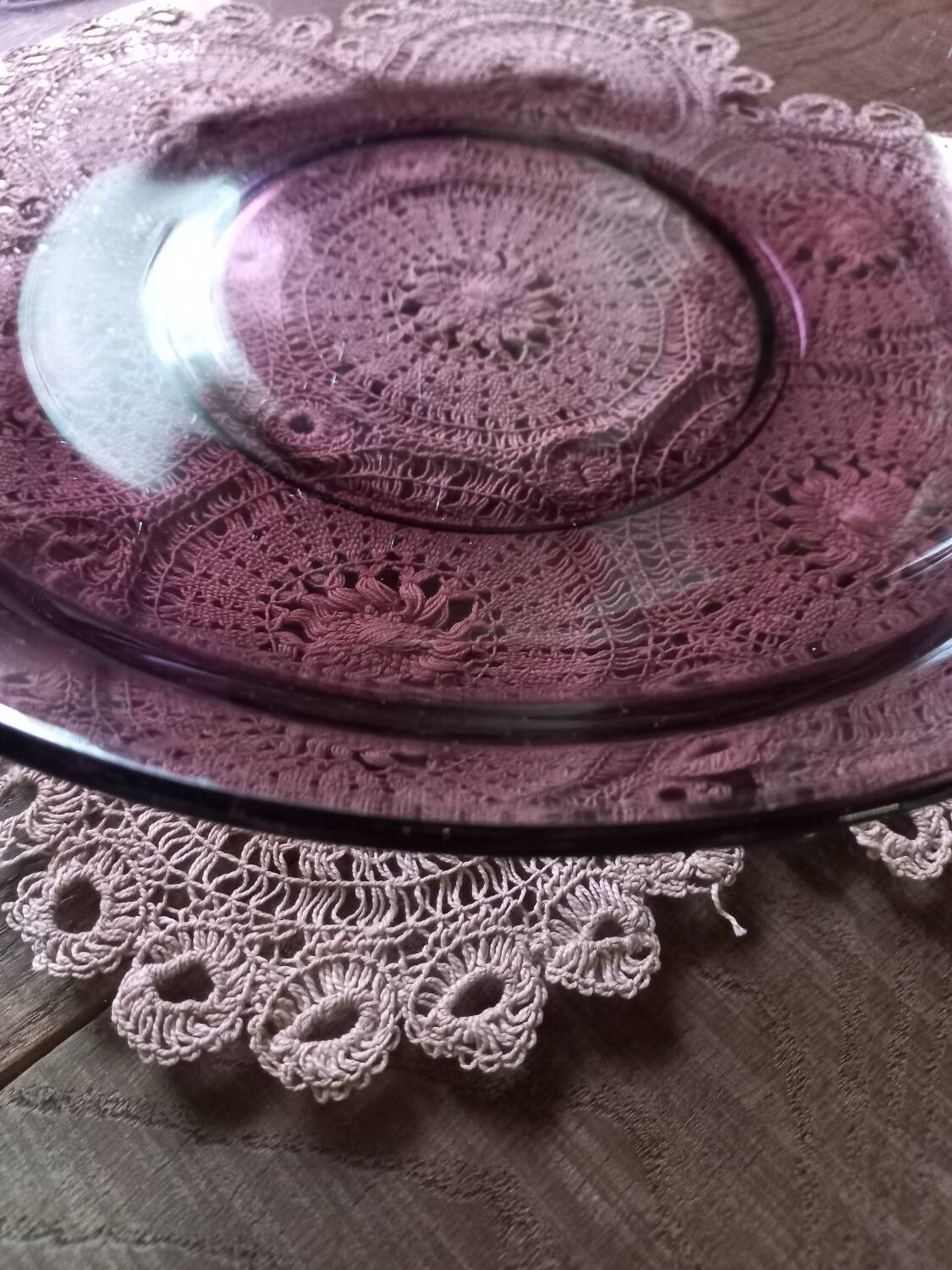 Round dish in Véréco amethyst glass