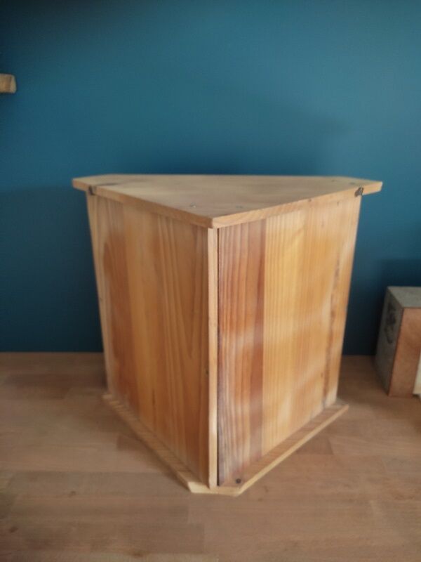 Glass corner showcase cabinet solid wood aero-gum patinated