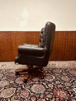 Chaise de directeur Chesterfield classique anglaise noire