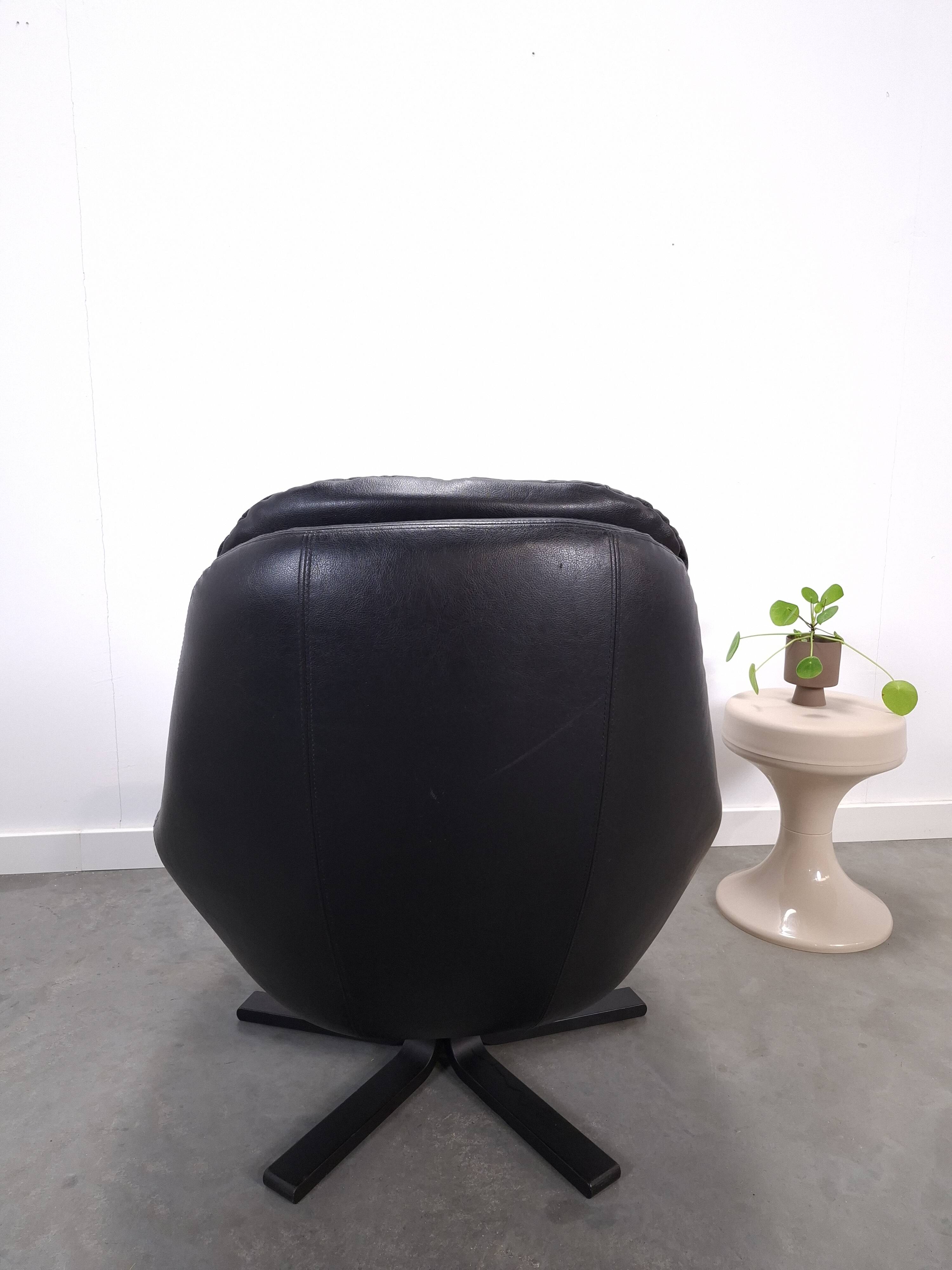 Draaibare zwart leren fauteuil H.W. Klein voor Bramin uit Denemarken