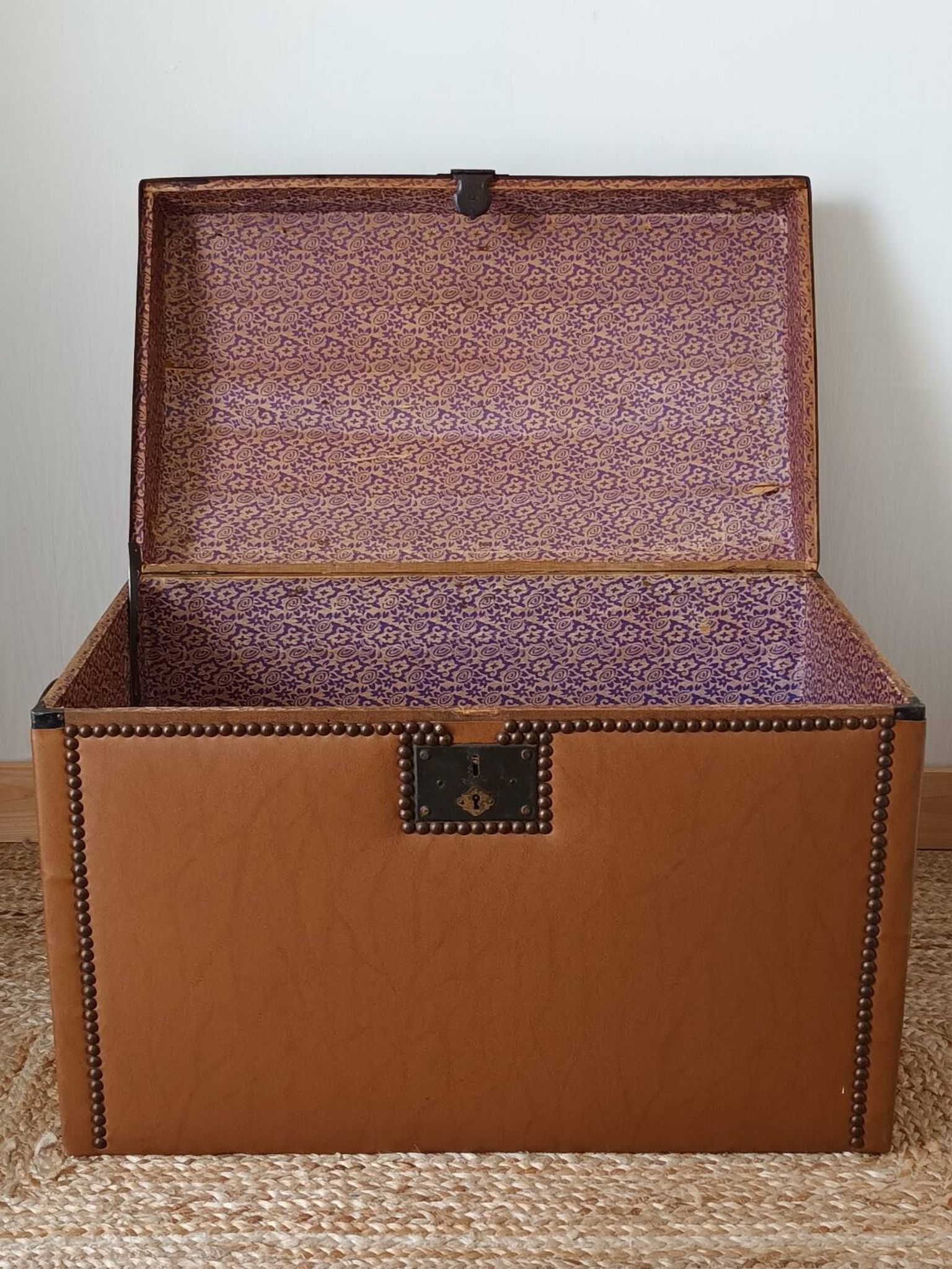 Malle bombée en bois et simili cuir vintage