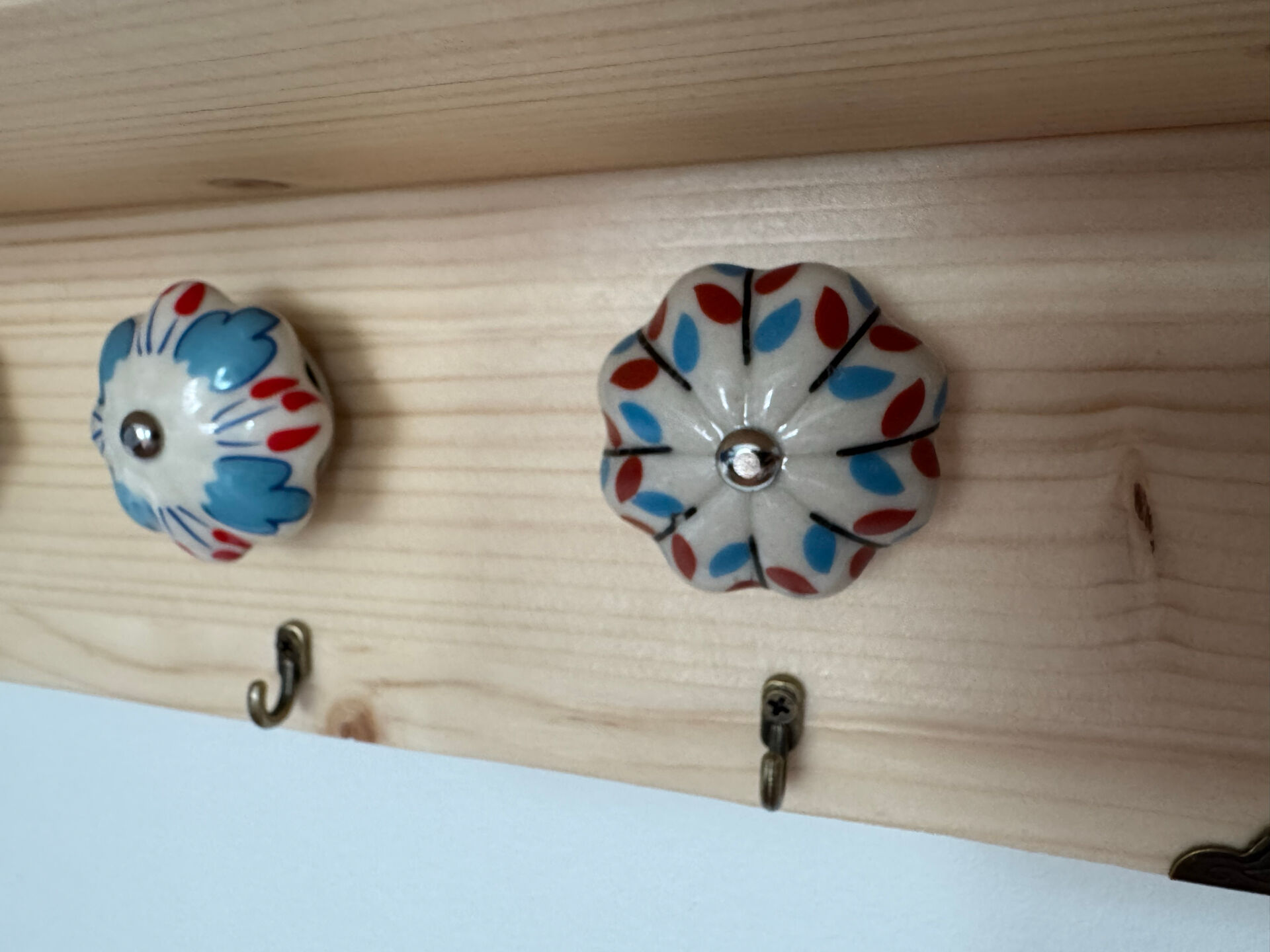 Wall-mounted key holder wooden shelf