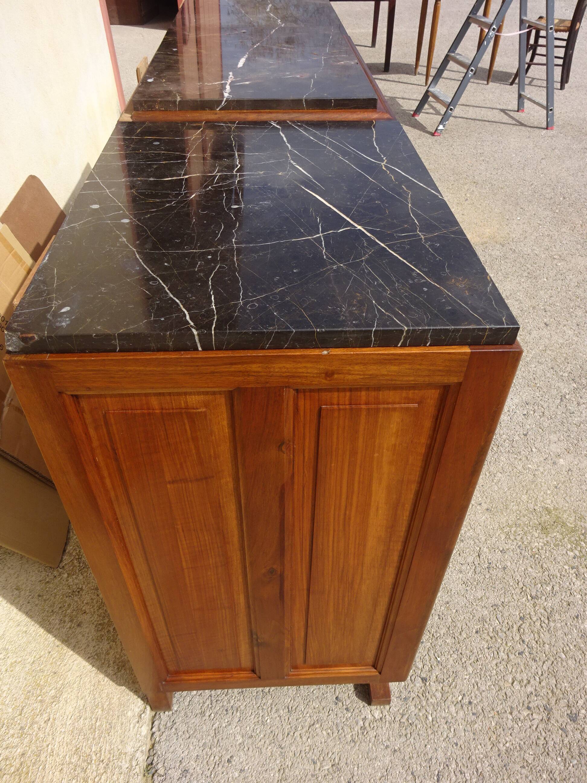 Large buffet en noyer massif, dessus en marbre noir