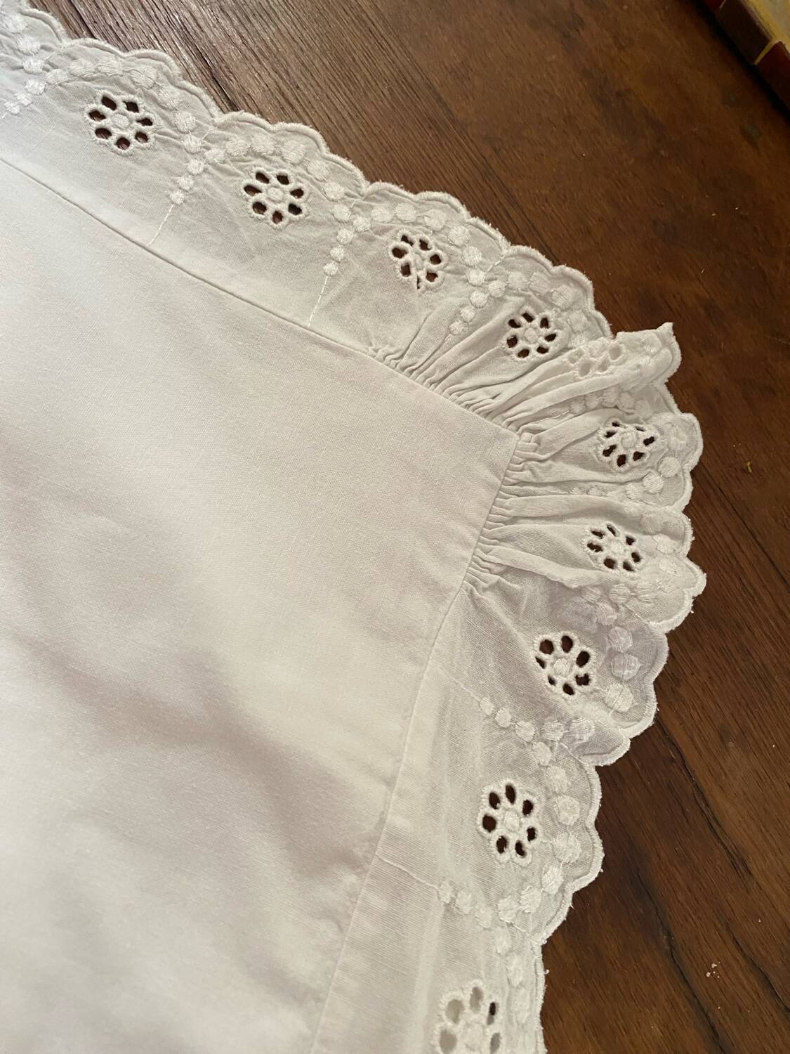 Paire taies d oreiller broderie anglaise.