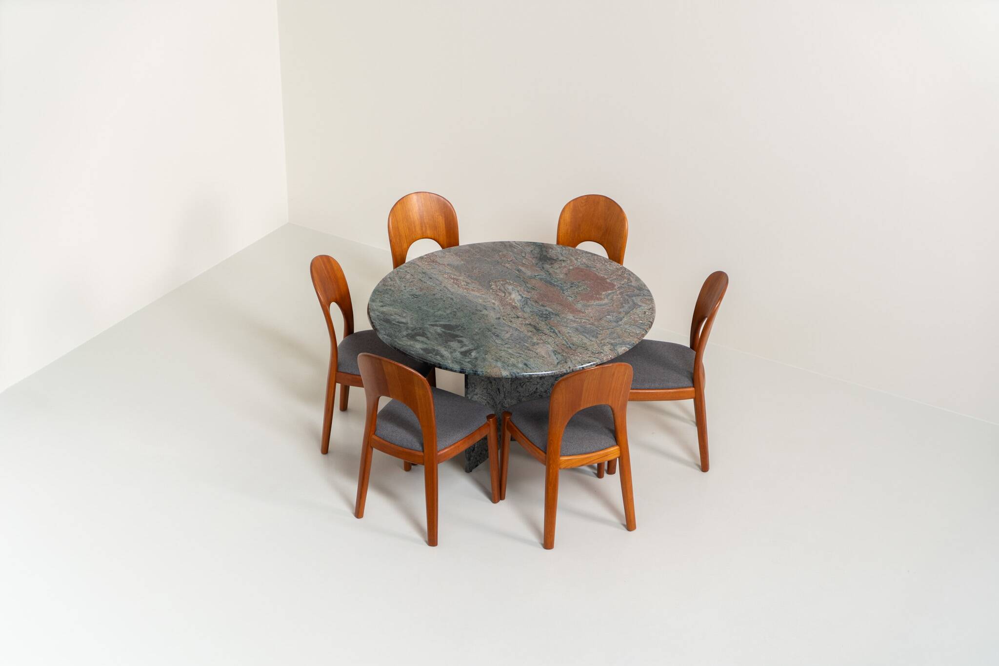 Dining table in solid Juparana granite