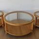 3 tables rondes avec plateaux en verre
