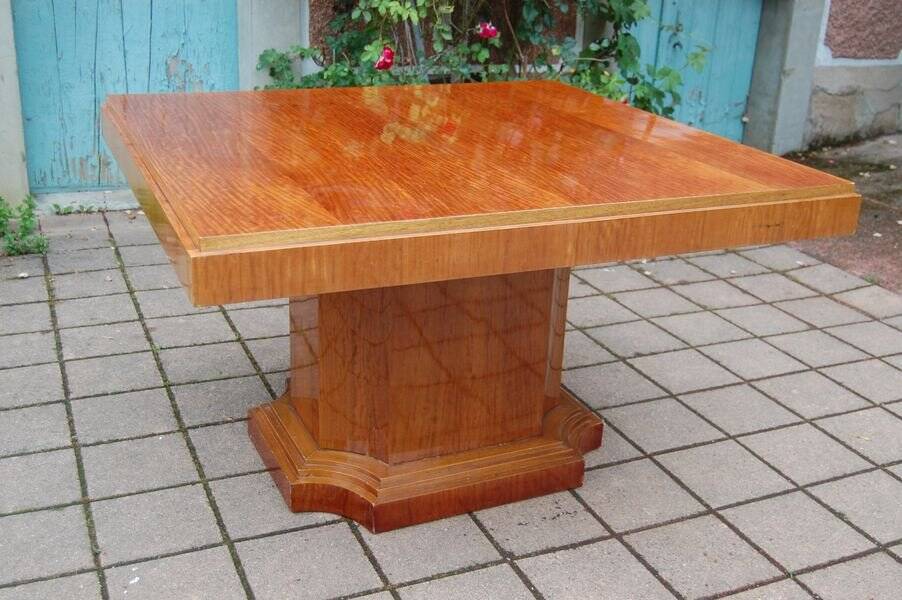 Art Deco table in moiré mahogany from the 1930s.