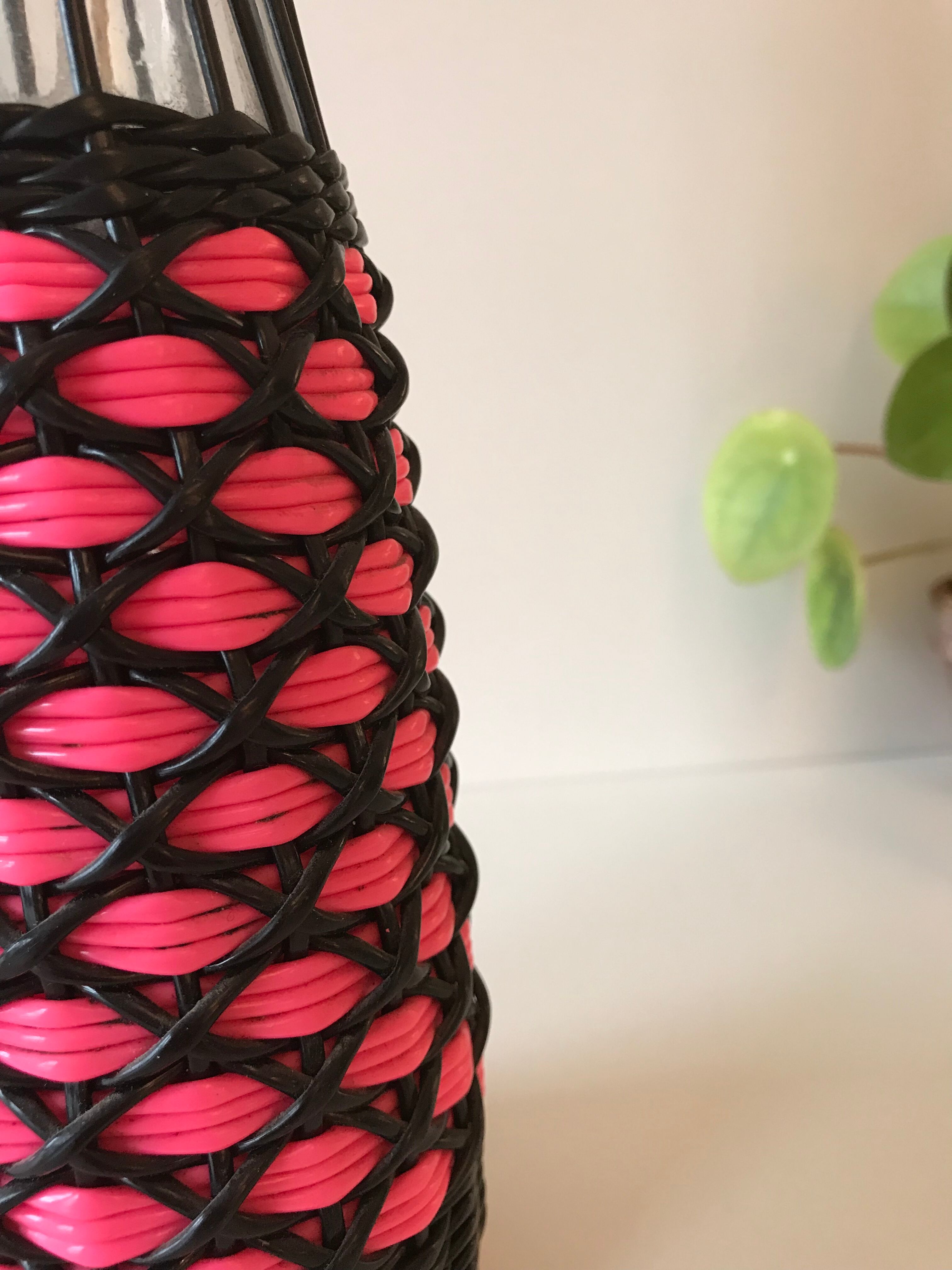 Bottle pink and black scoubidou