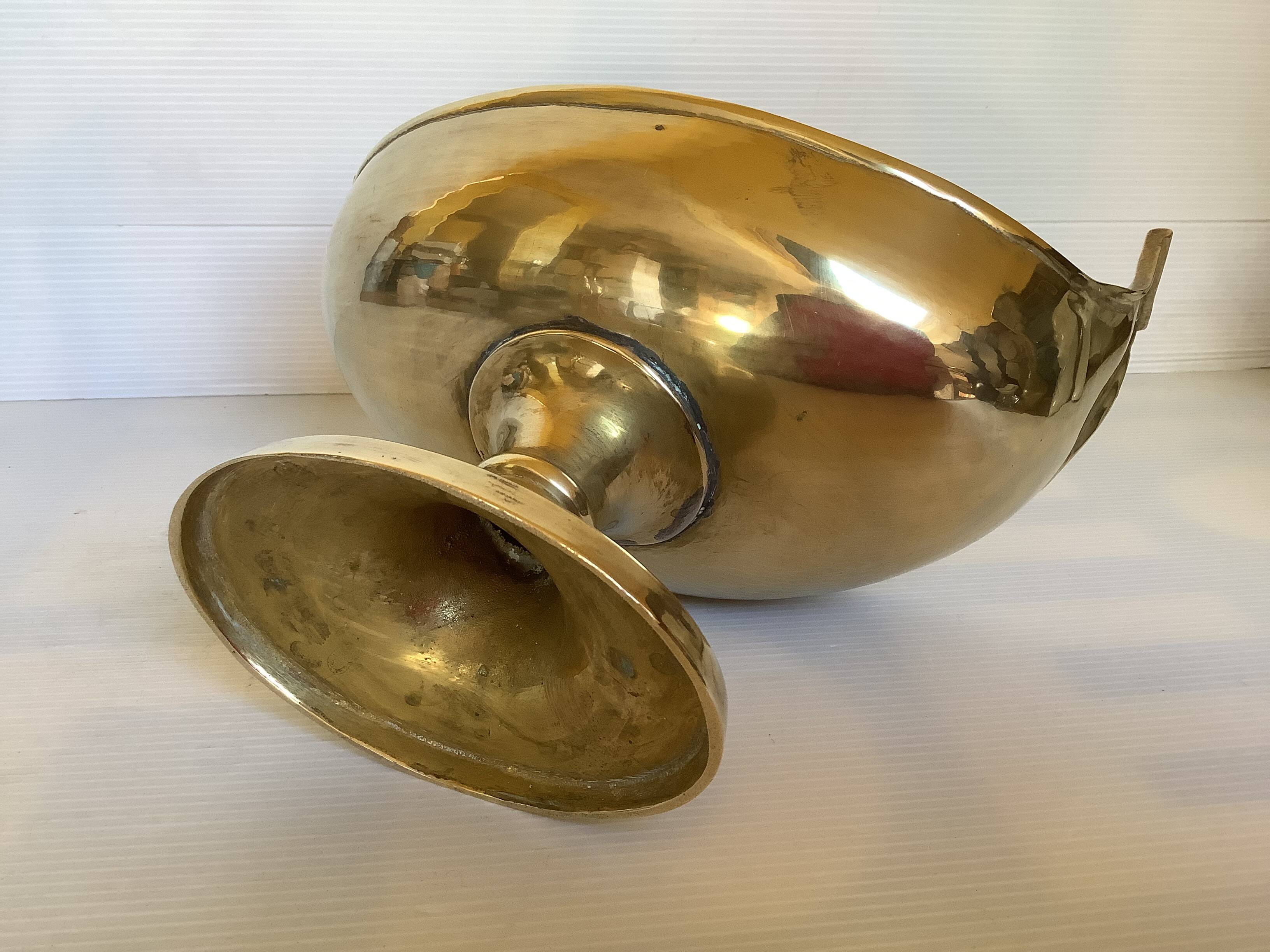 Brass cup emptier