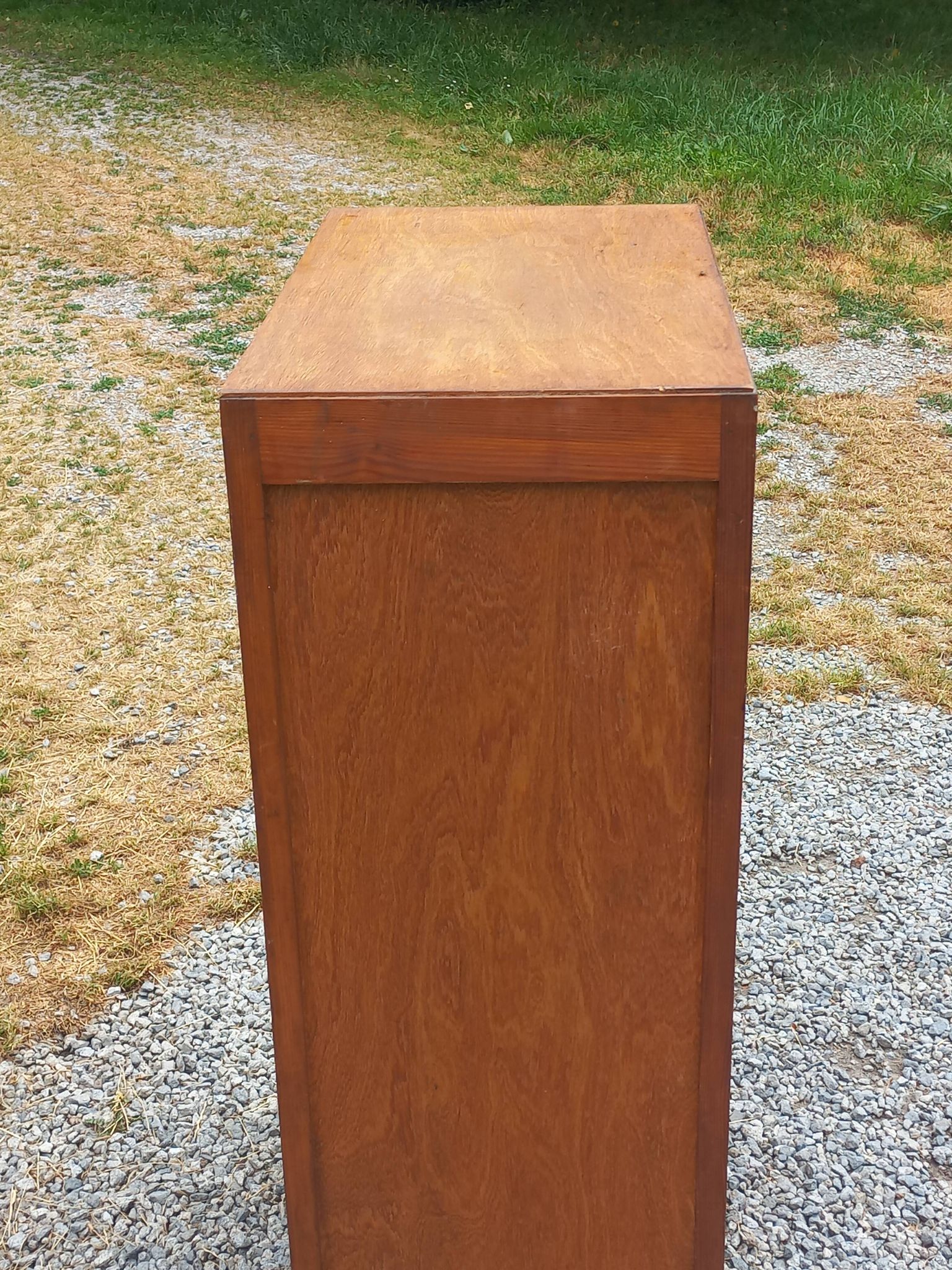 Vintage 1950s chest of drawers with tapered legs and 5 drawers.