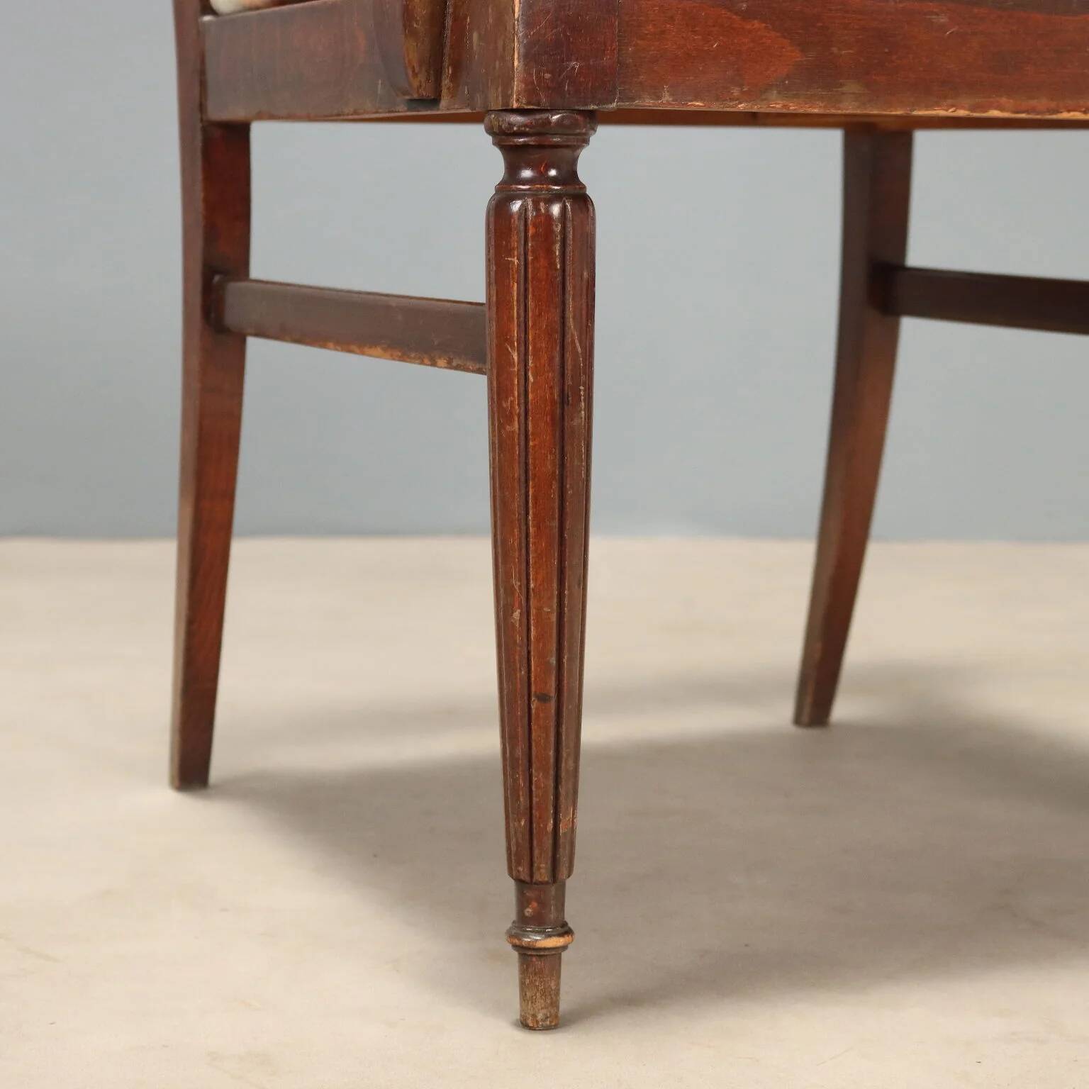 Fauteuil ancien en hêtre teinté acajou, Italie, XXe siècle