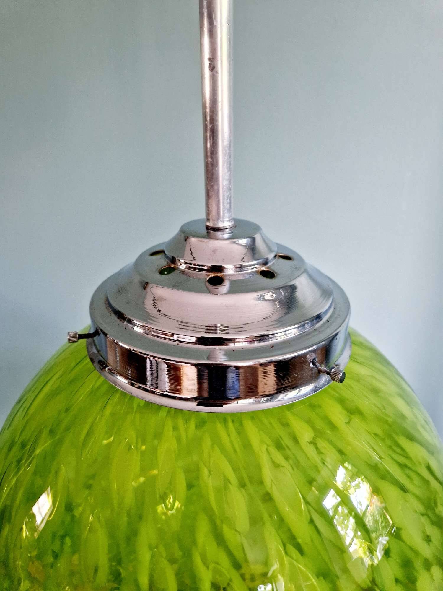 Grande suspension en vert moucheté vert et blanc, mid-century