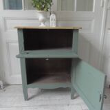 Meuble vintage en vert fumé, plateau bois.