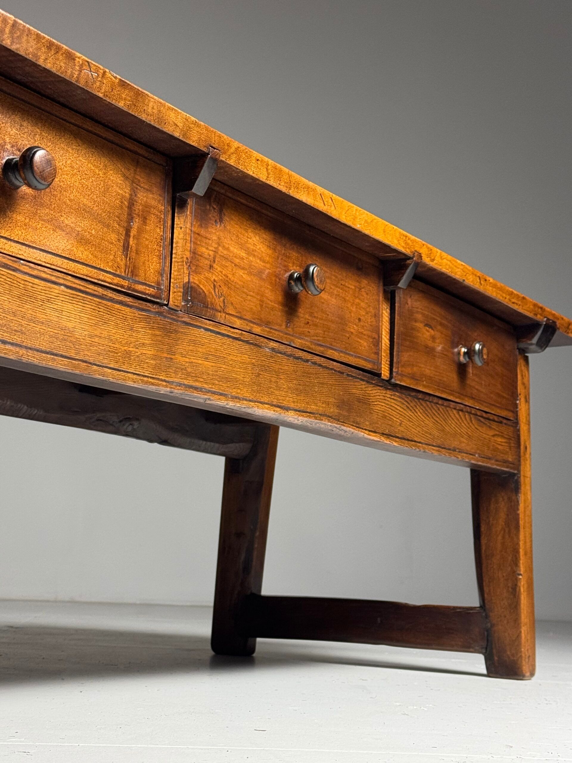 Table basse espagnole du 19ème siècle