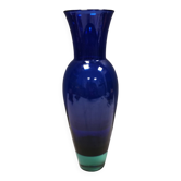Vase en verre Harlequin de Holmegaard de couleur bleue avec une base verte épaisse. Conçu par Anja Kjær en 1994.