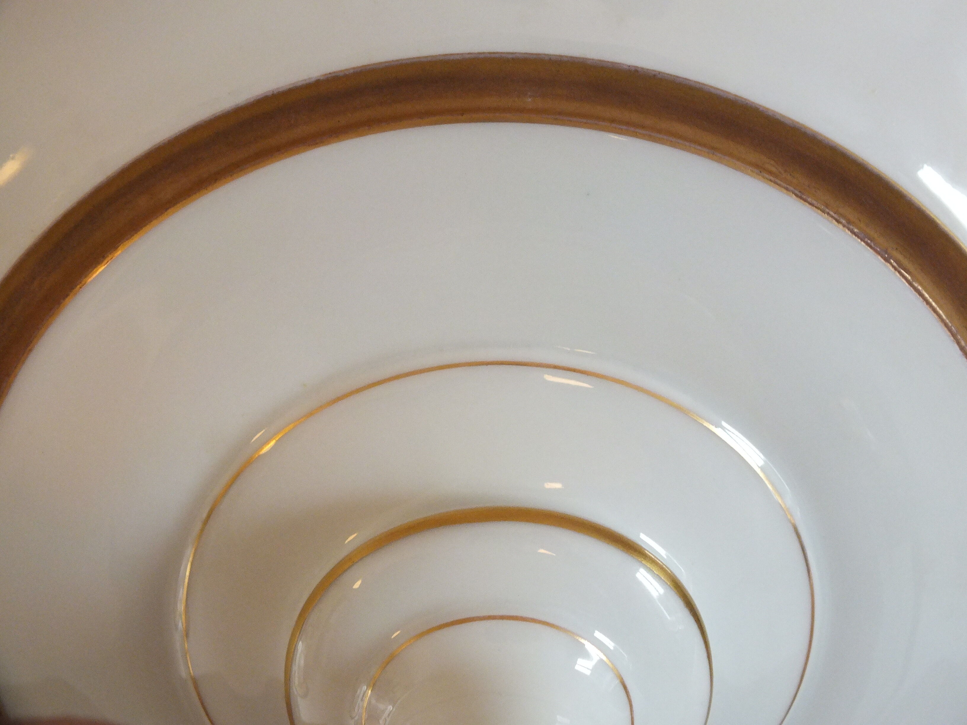 White and gold porcelain display cup - Bosquin in Caen