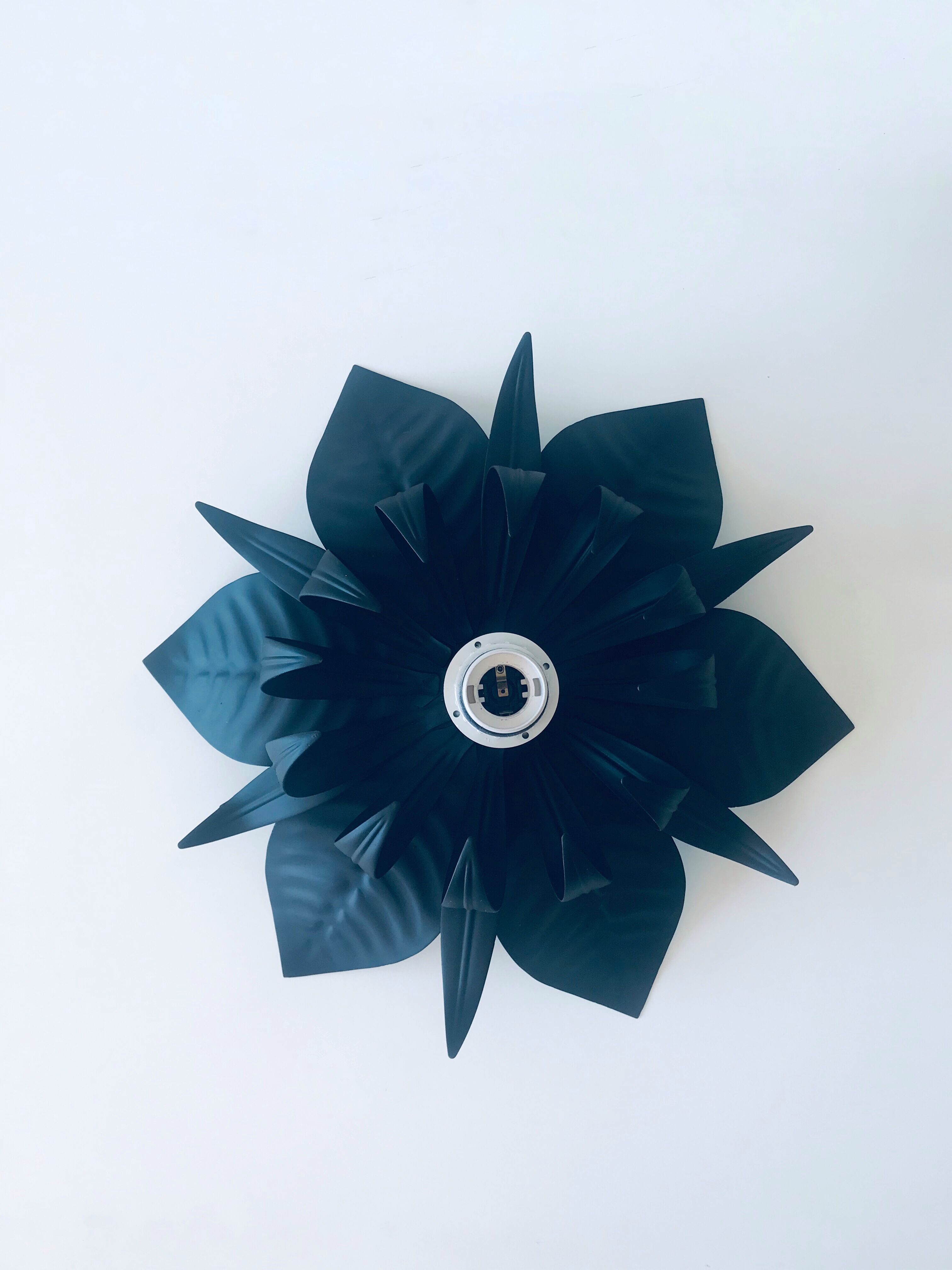 Black metal flower ceiling light