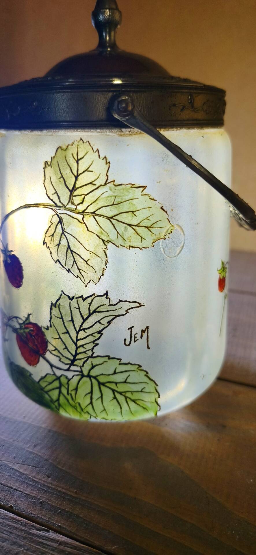 Seau à biscuits décor fraises signé JEM