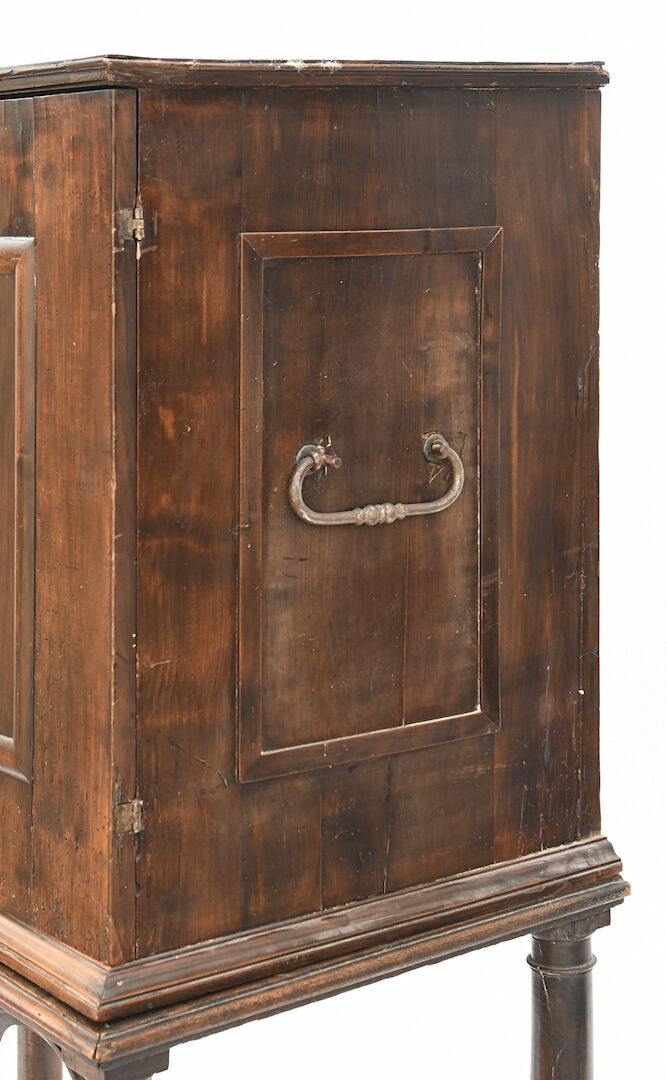 Travel cabinet on its base