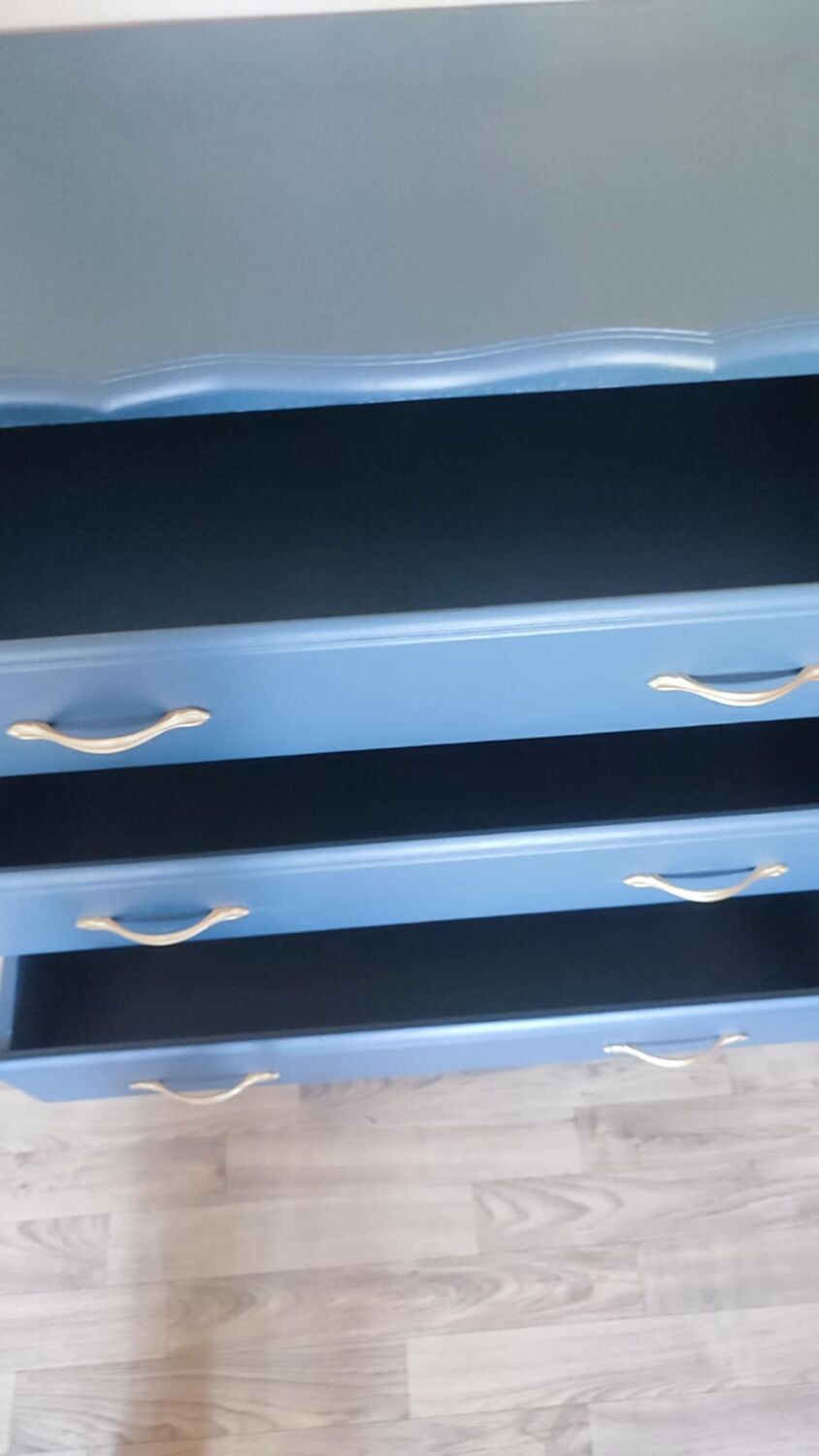Chest of drawers in solid oak painted blue