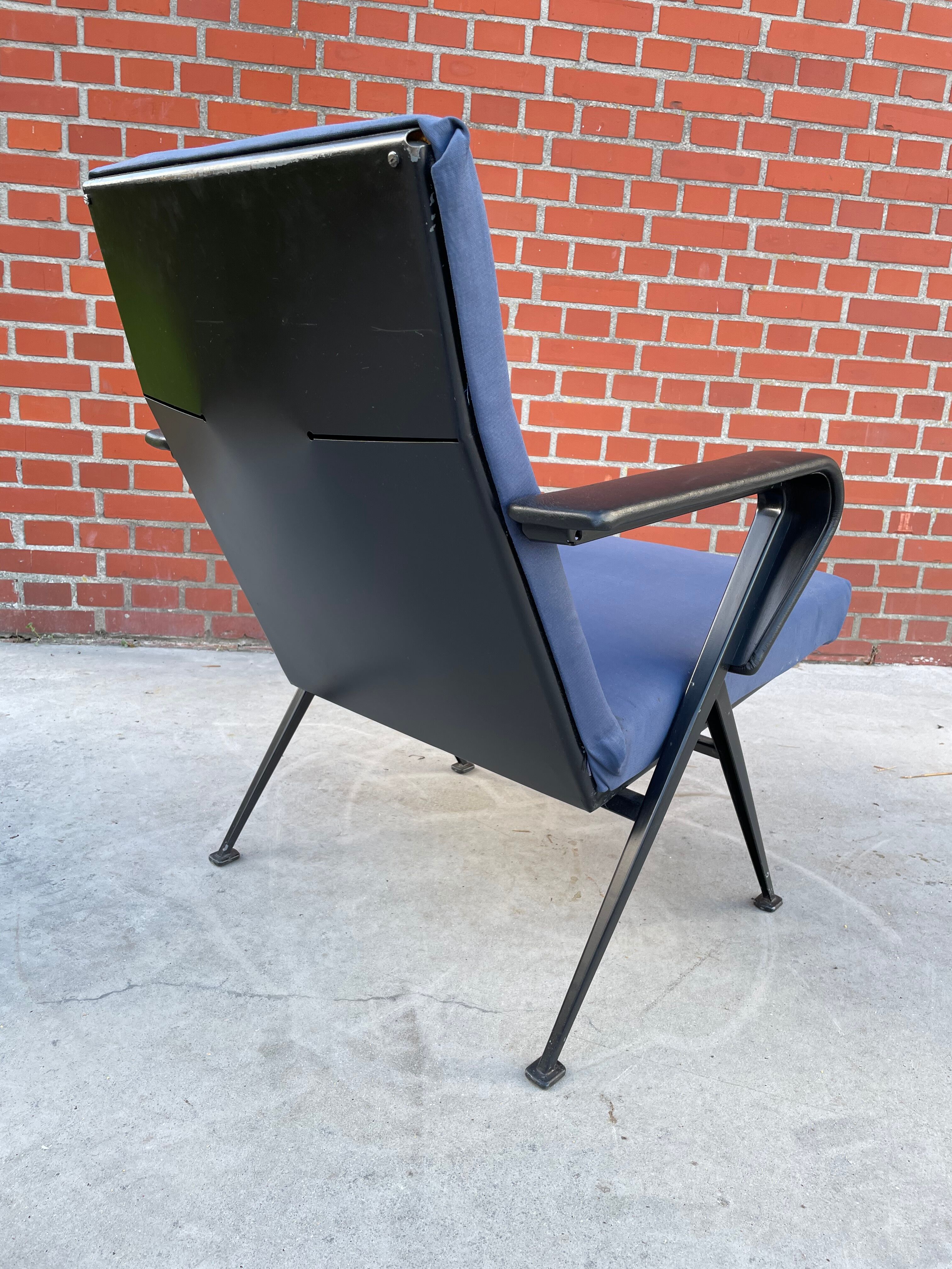 set of 2 Repose armchairs by Friso Kramer for Ahrend de Cirkel