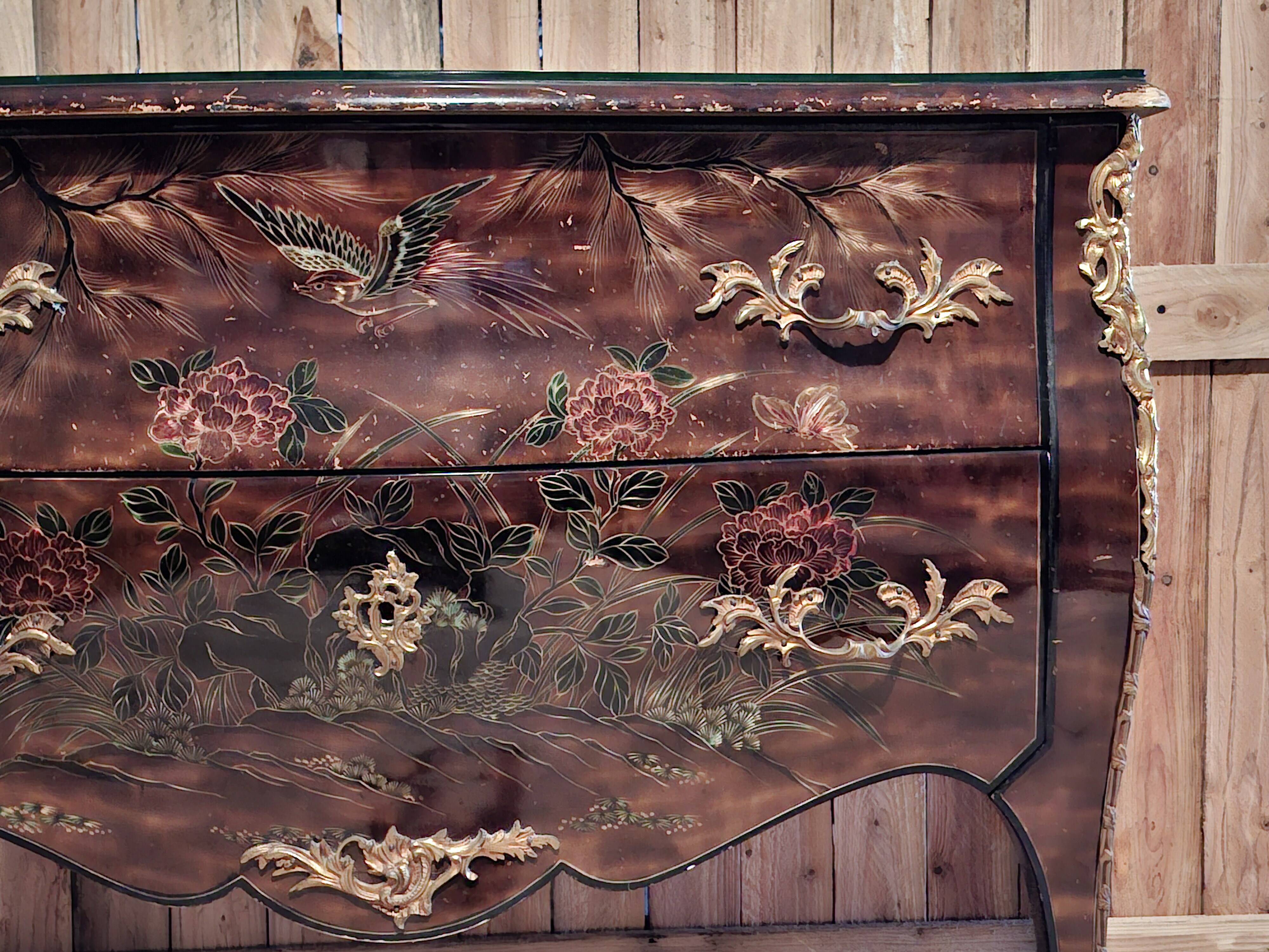 Commode sauteuse galbée en laque à décor Chinois époque début XXeme (om)