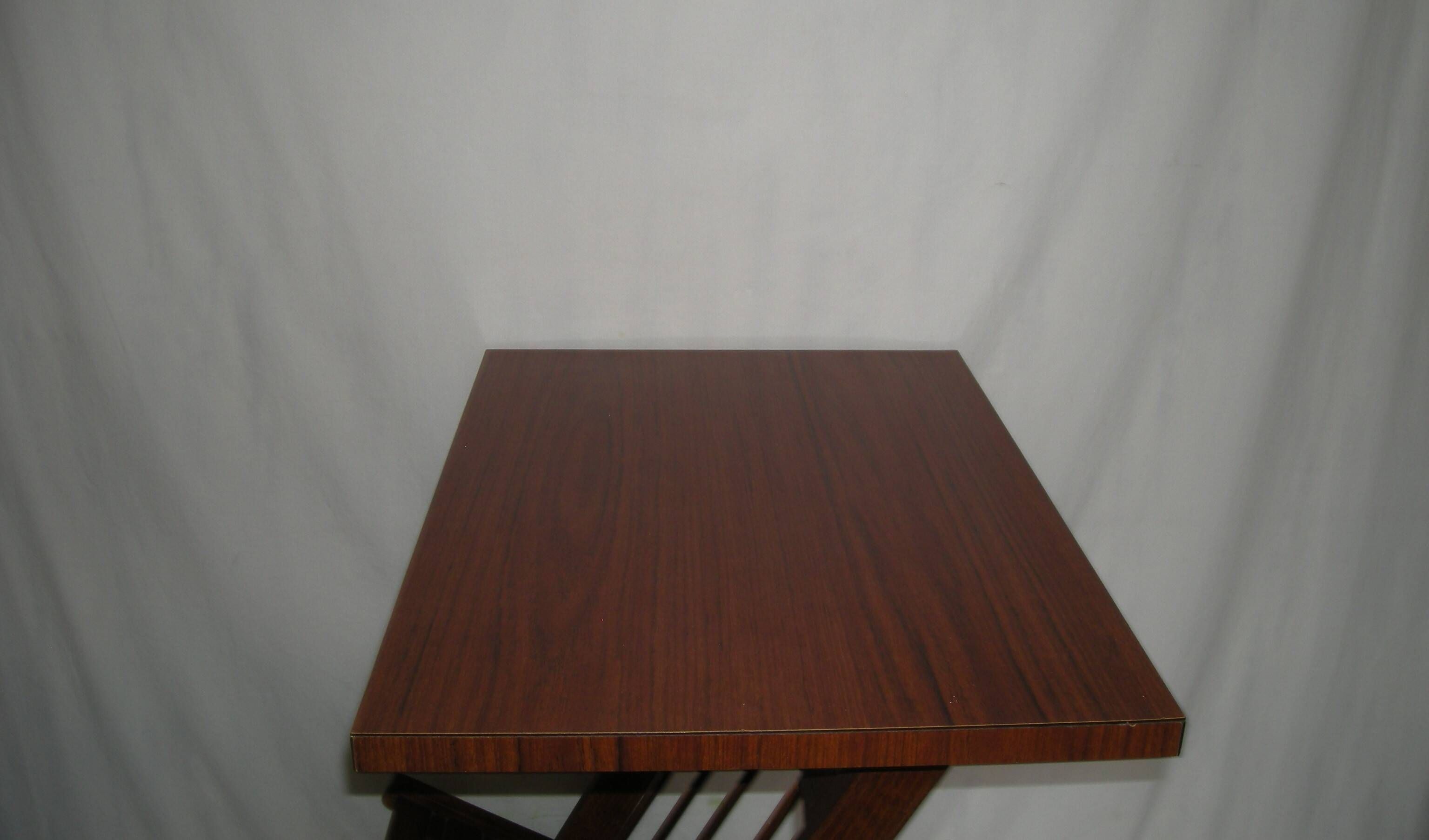 Table basse ; range disques ; revues style scandinave des années 50