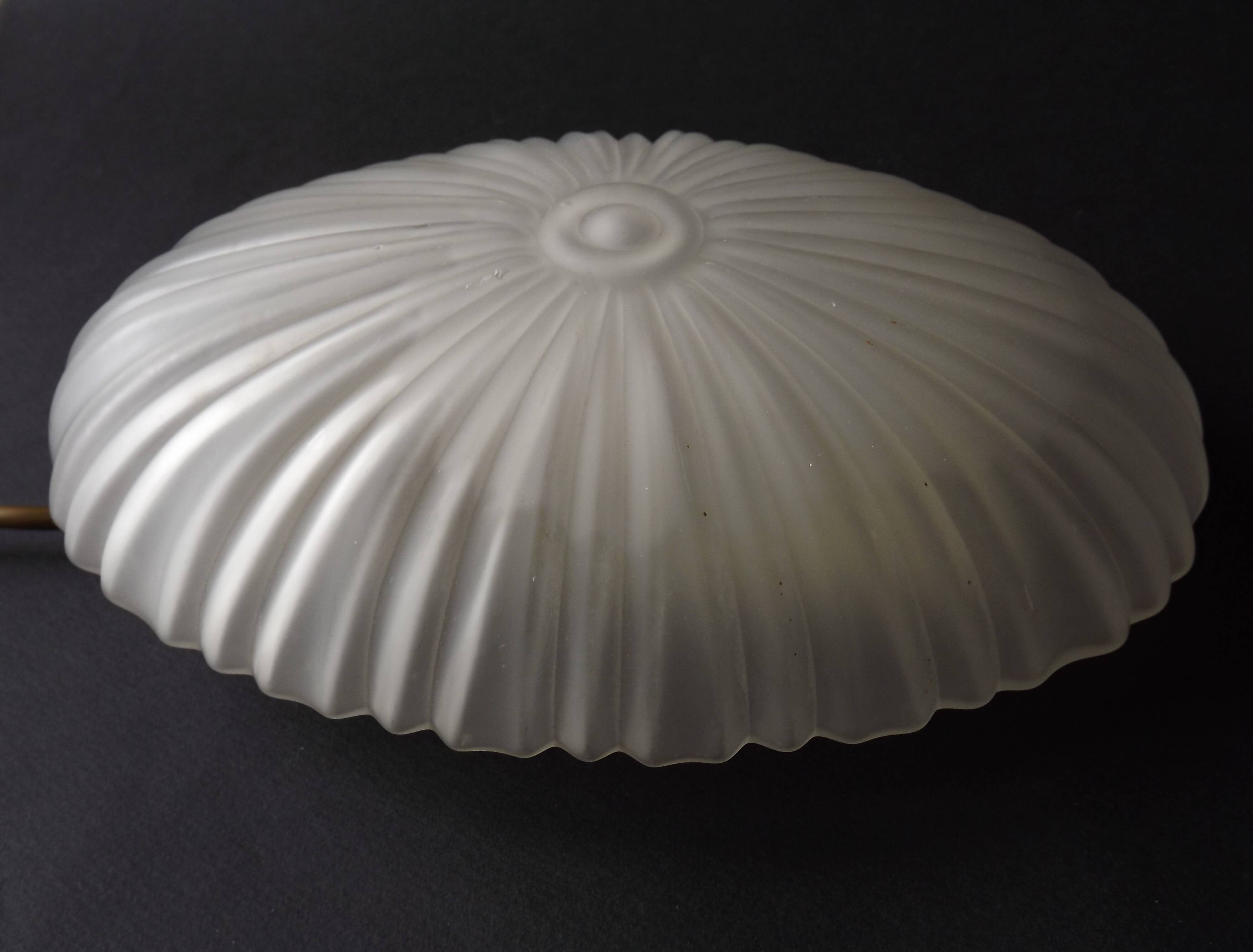 Applique murale en verre blanc opaque de style Art déco, France années 1970