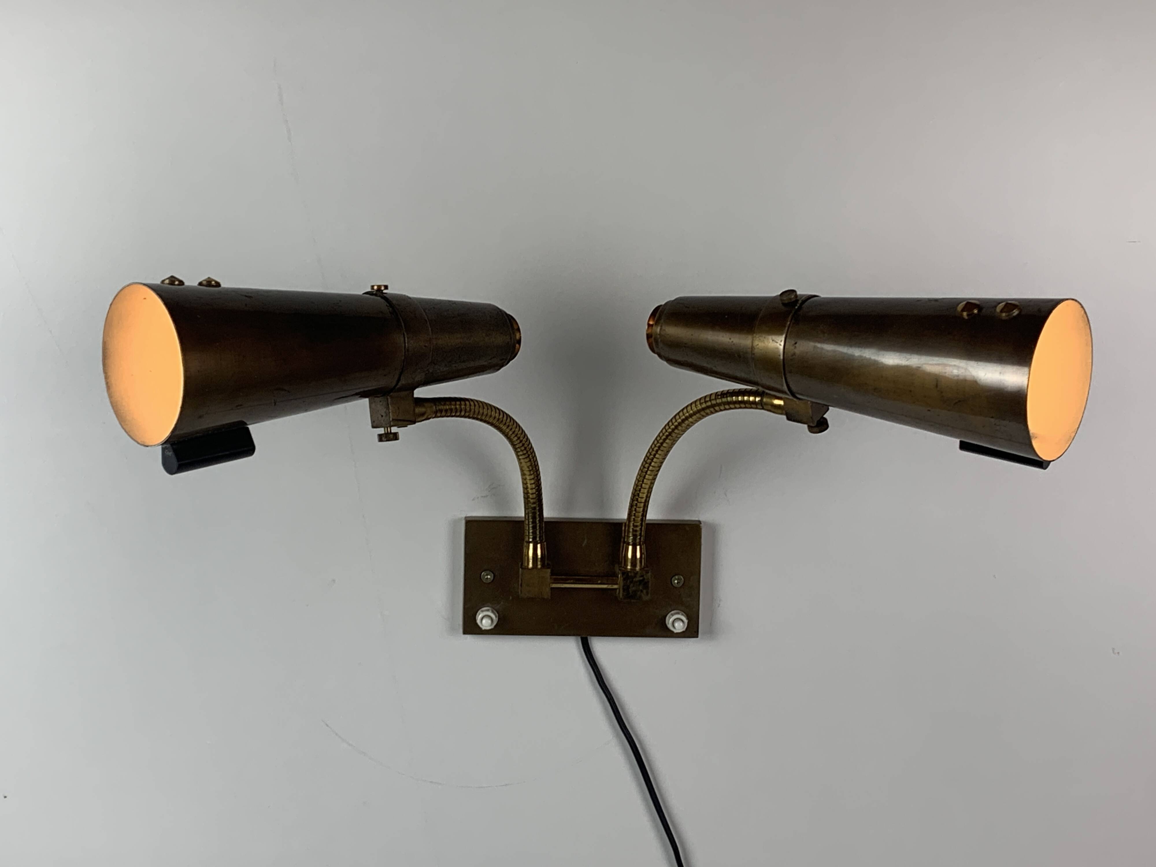 Appliques col de cygne orientables à double diabolo en laiton patiné, années 1950