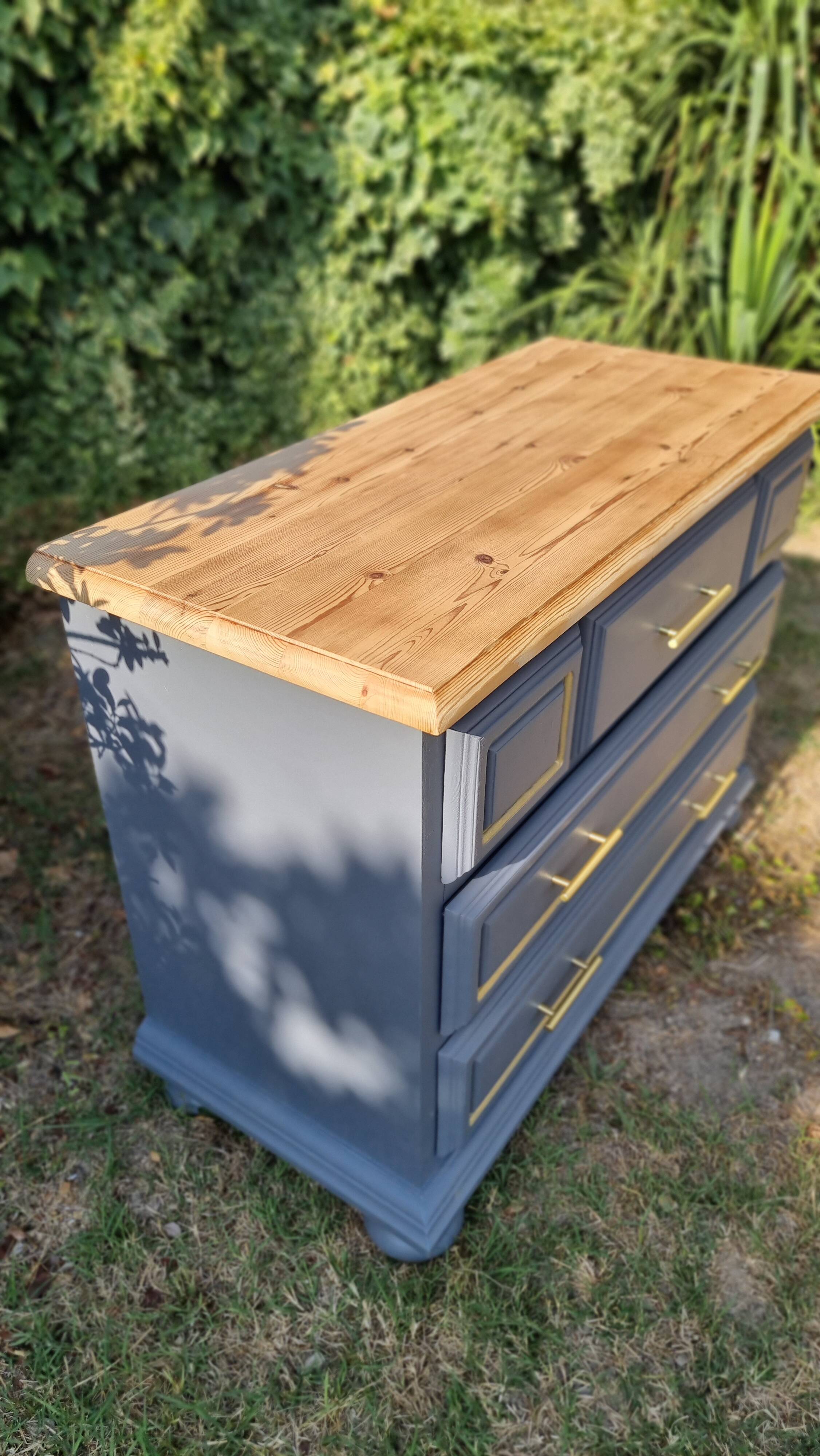 Wooden chest of drawers