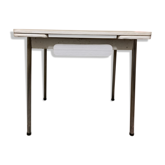 Table in formica
