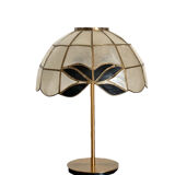 Lampe à poser avec un abat-jour en nacres bi-color et un pied en laiton