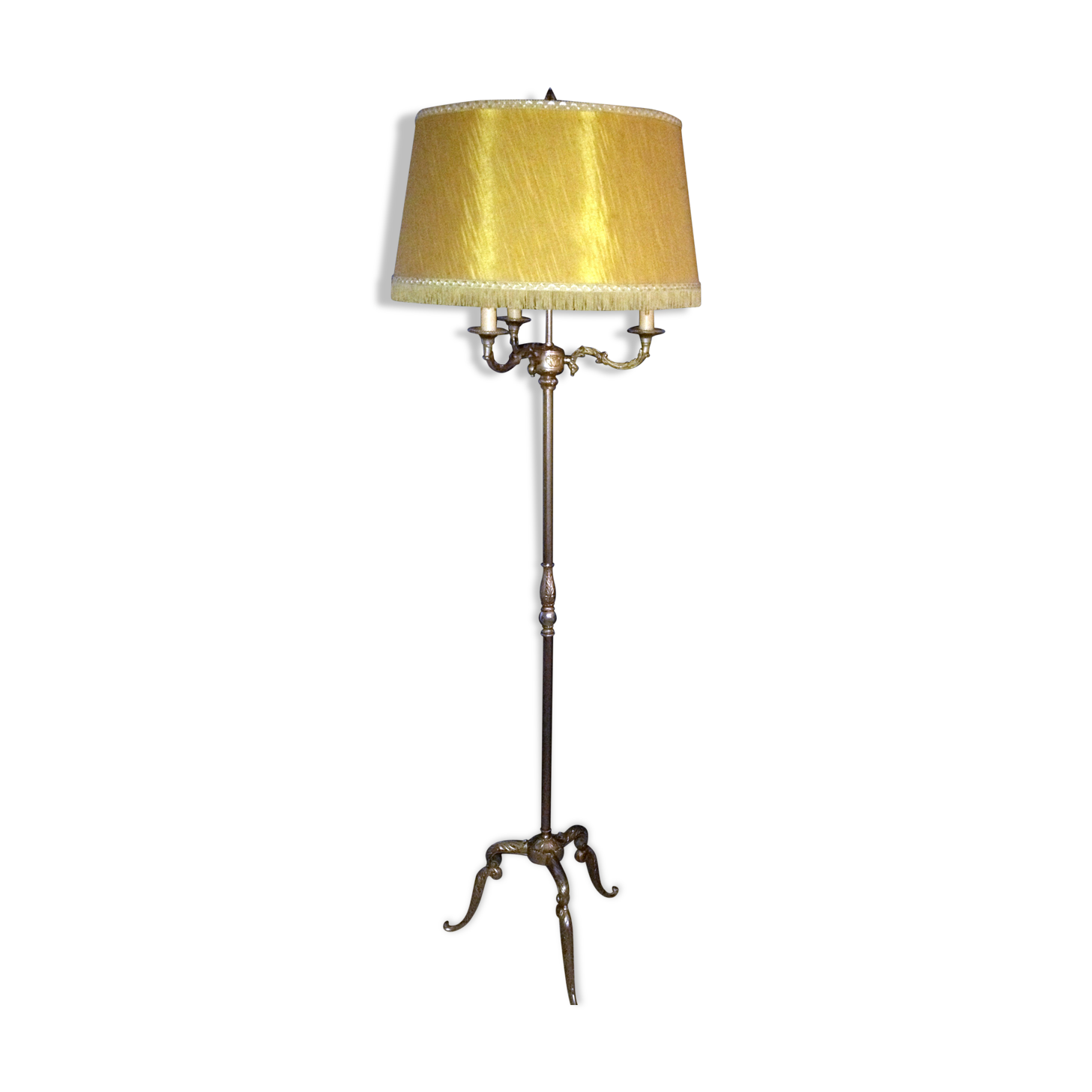Bronze tripod lamppost