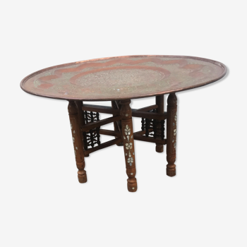 Table marocaine en cuivre sur pied en bois