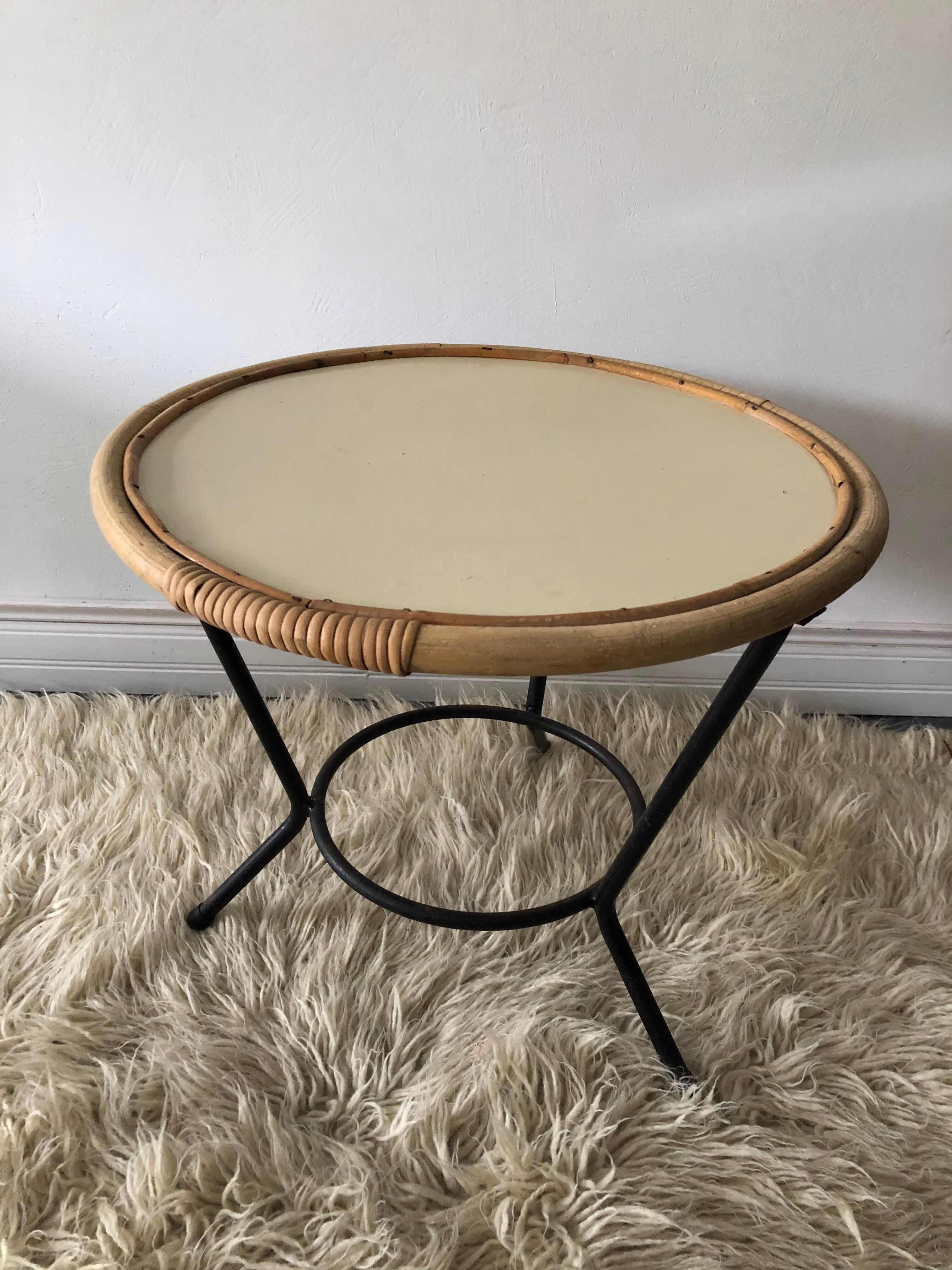 Table basse vintage, tripode en rotin