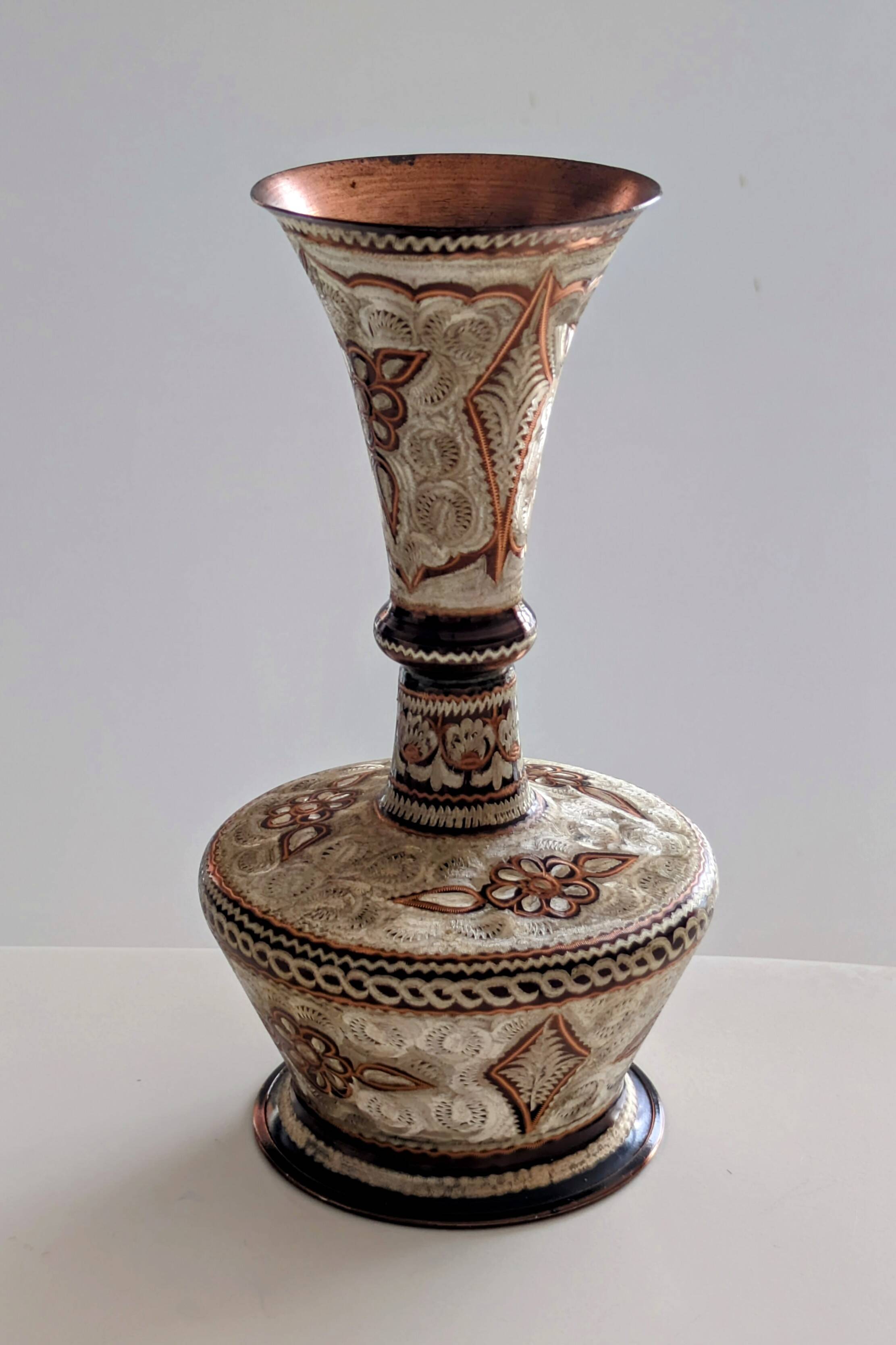 Decorative handcrafted vase in chiseled copper - Floral motifs - Orient / India