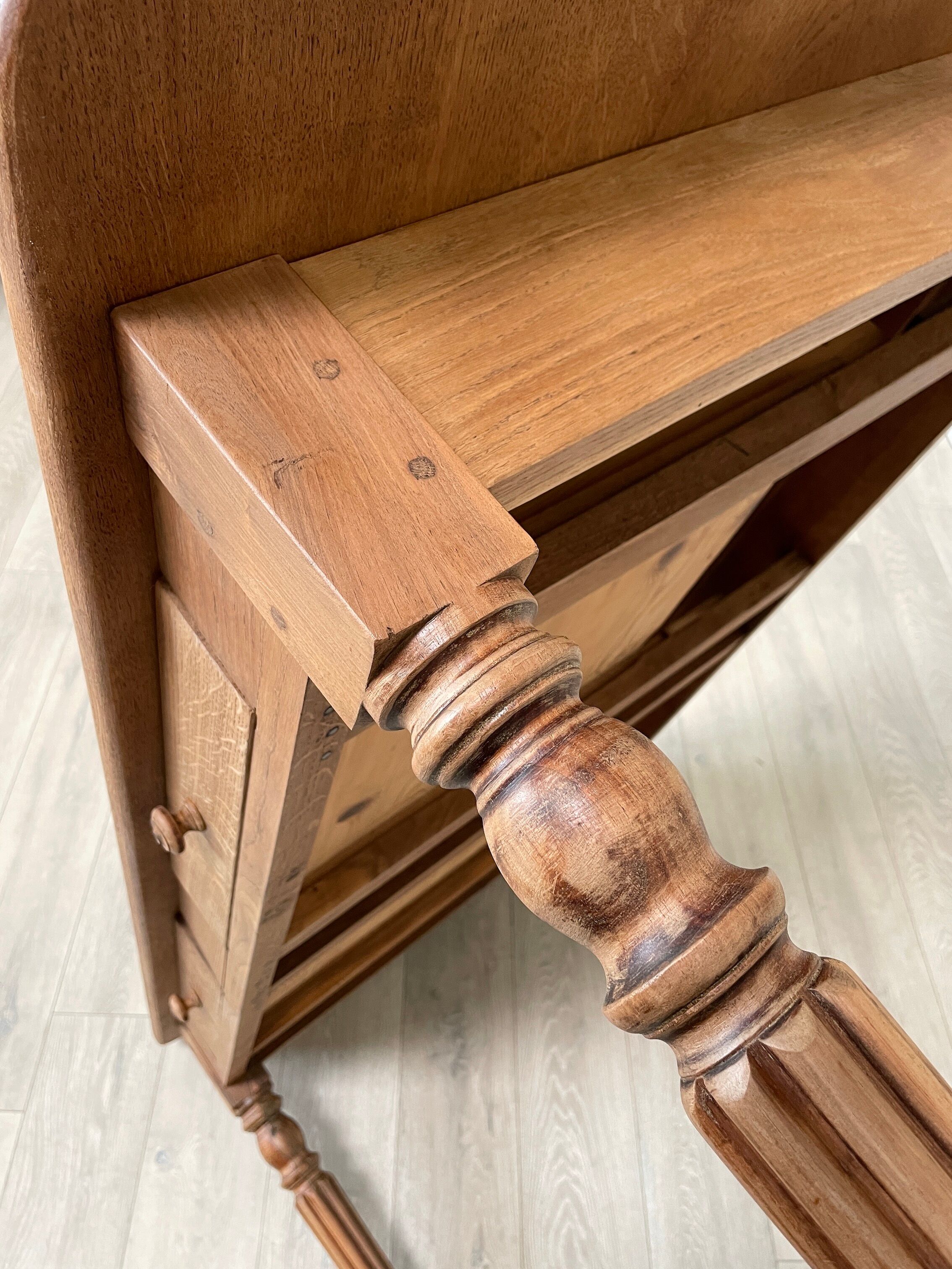 Table with turned legs in solid wood