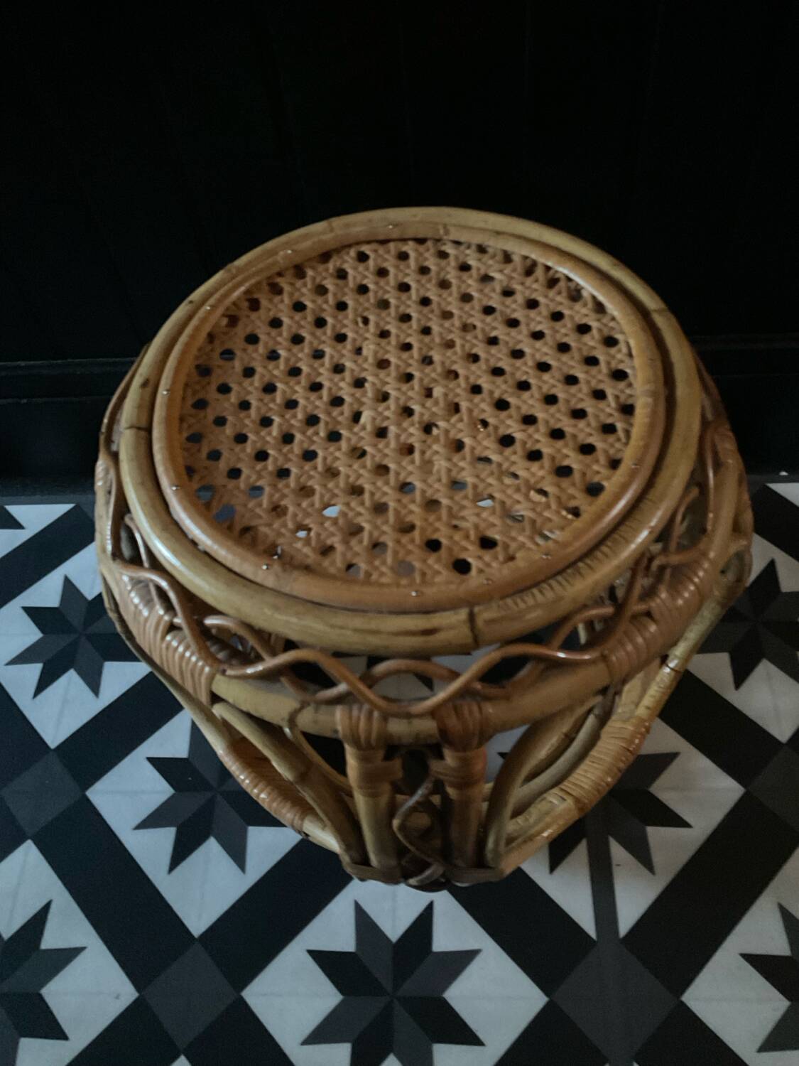 Vintage side table in rattan from the 60s-70s.