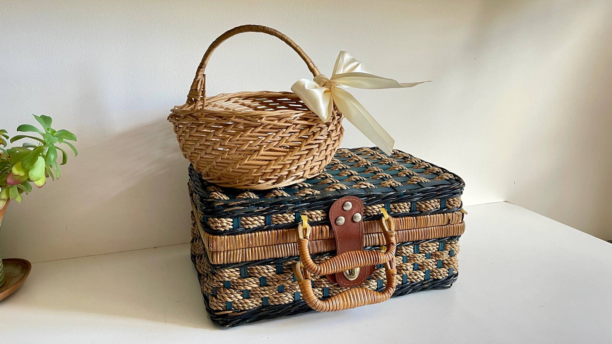 Set of 2 vintage rattan and rope baskets