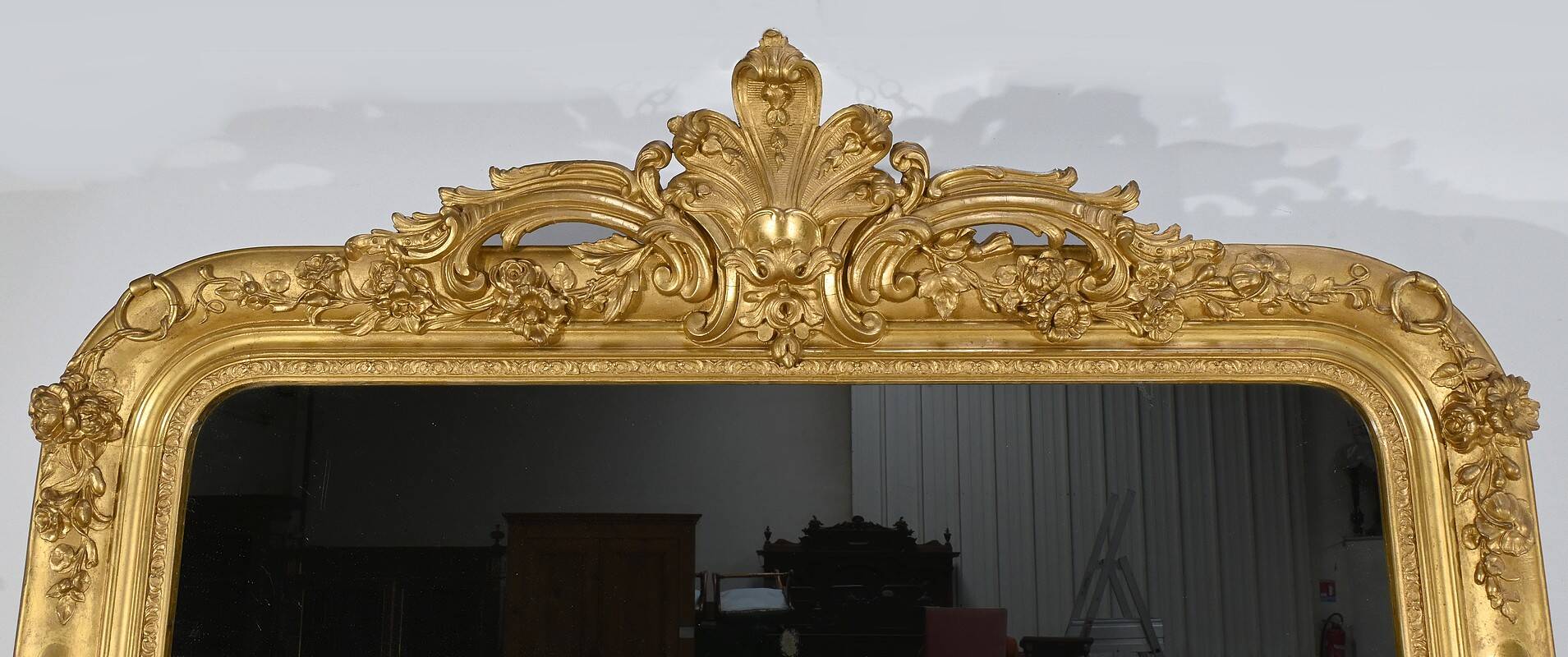 Important gilded wooden mirror, Louis XV style – first part of the 19th century