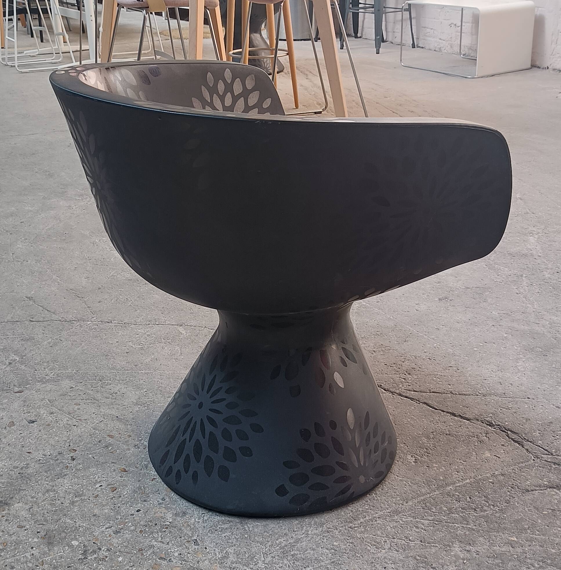 Zanotta dora black armchair