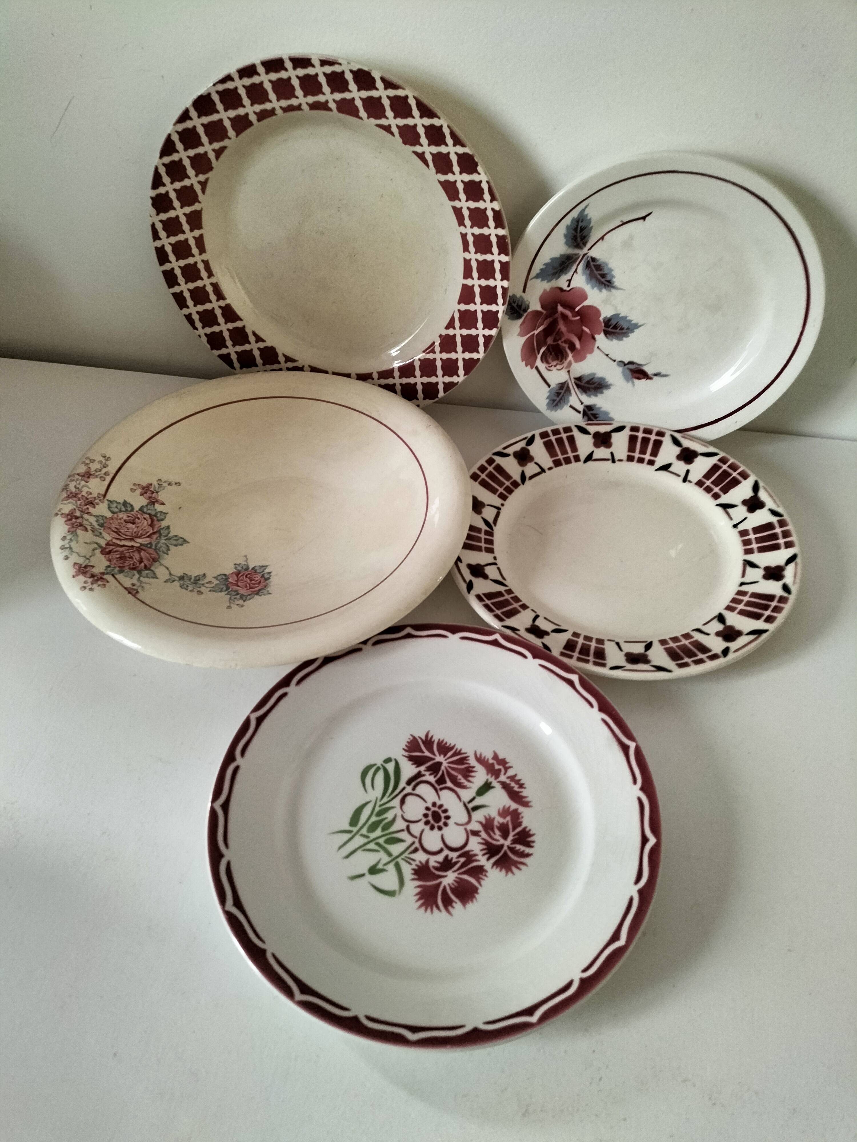 Set of 12 ironstone plates – Deep blue & red