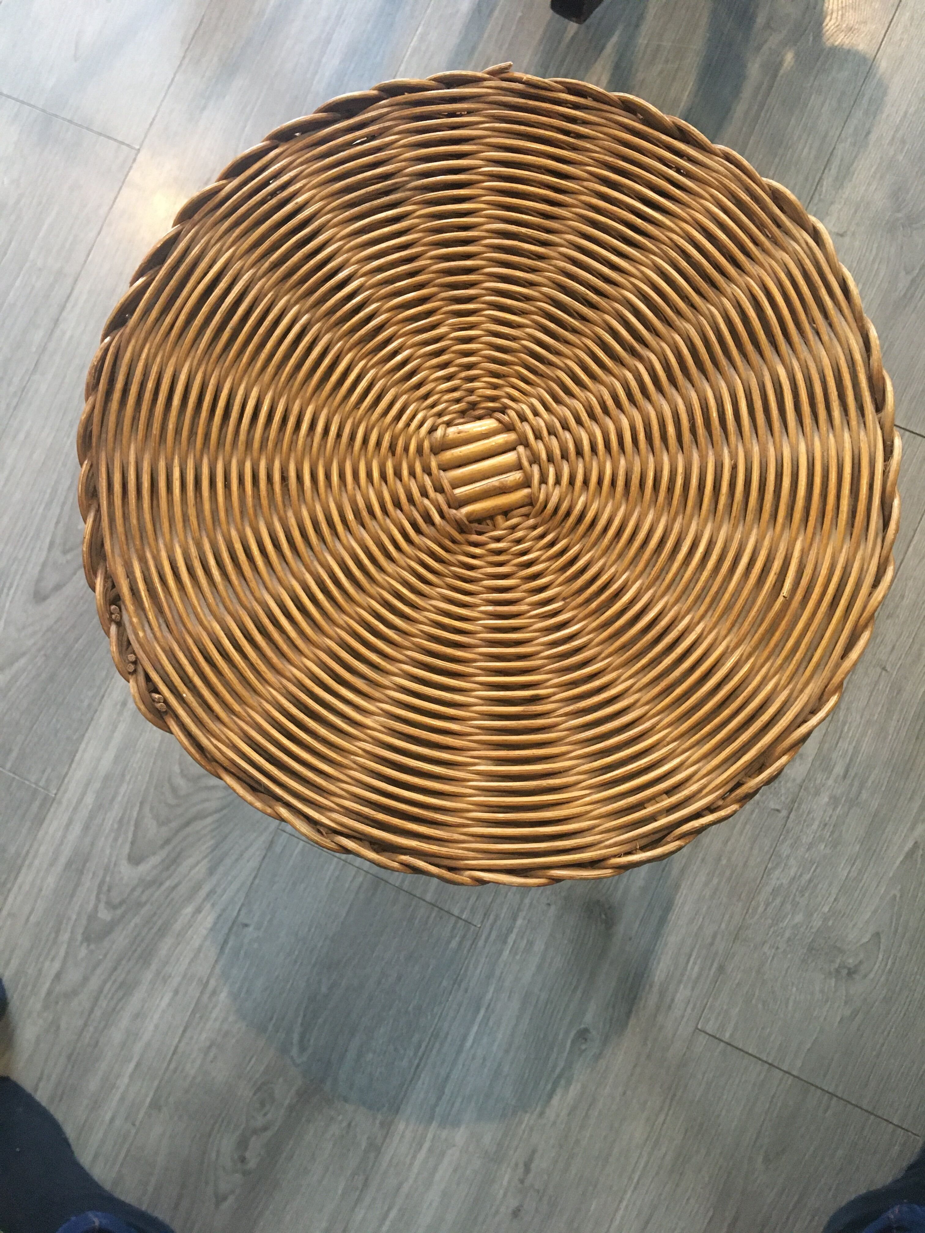 Travailleuse tripode en osier